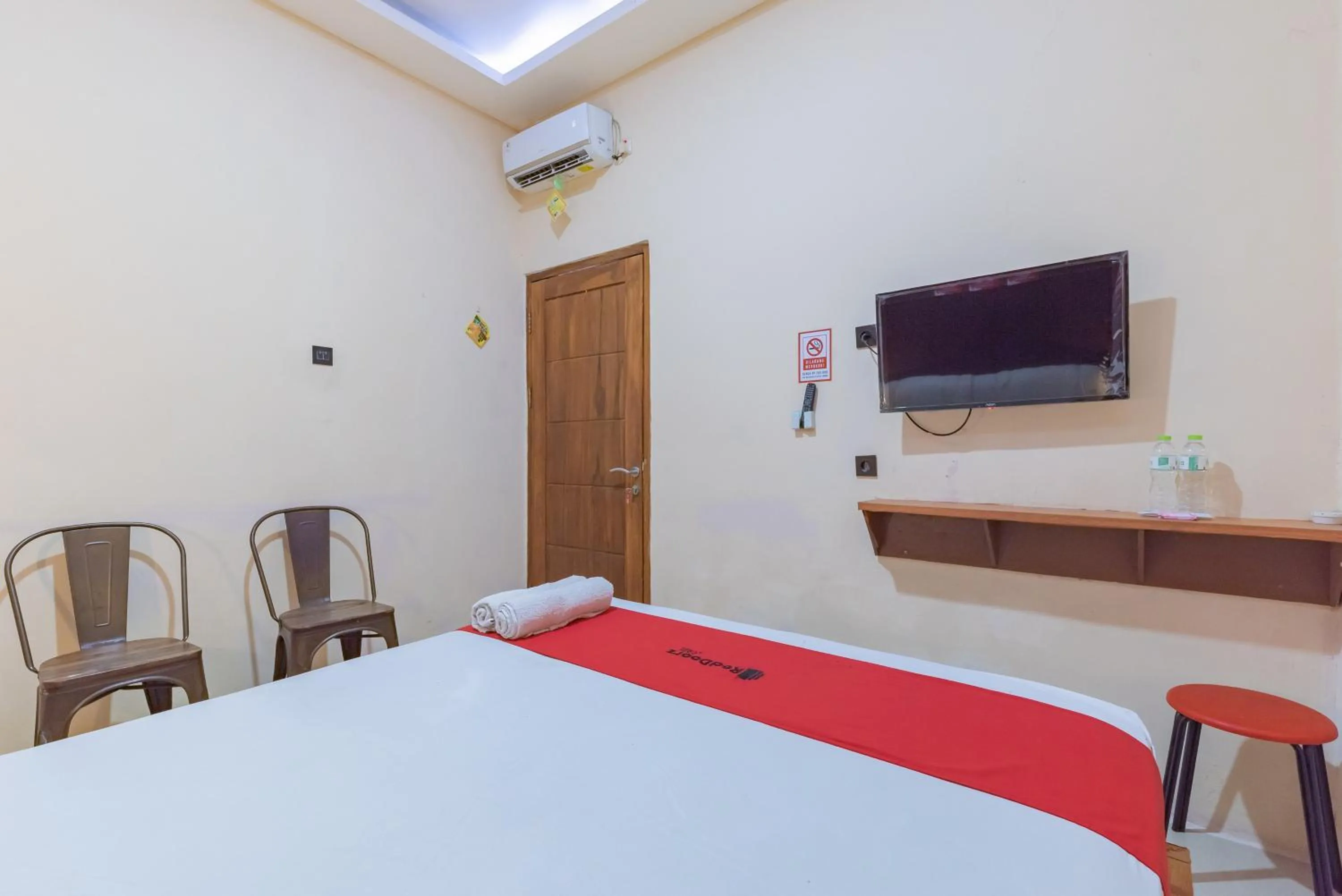Bedroom, Bed in RedDoorz near Kejaksan Station Cirebon 3
