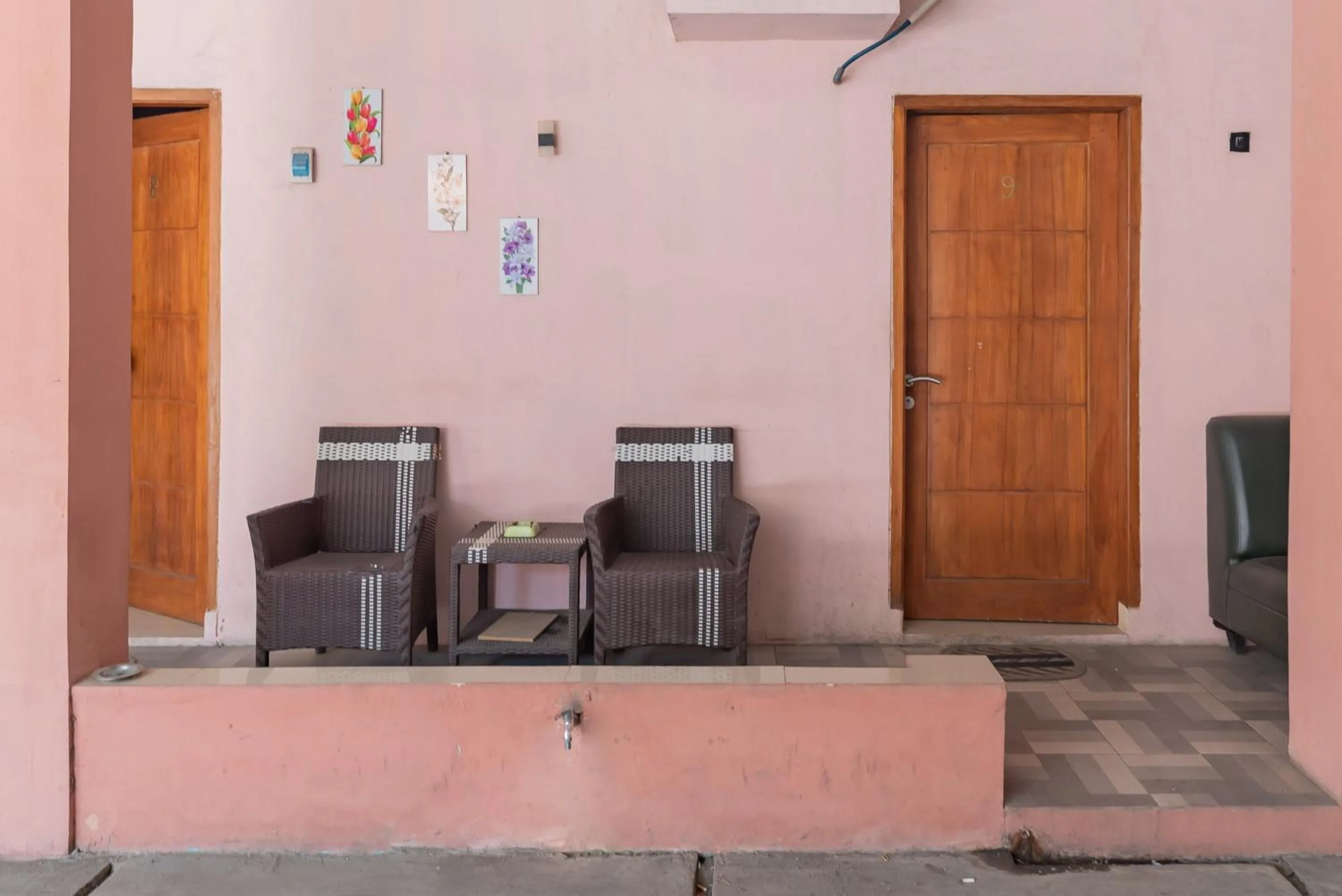 Seating area in RedDoorz near Kejaksan Station Cirebon 3