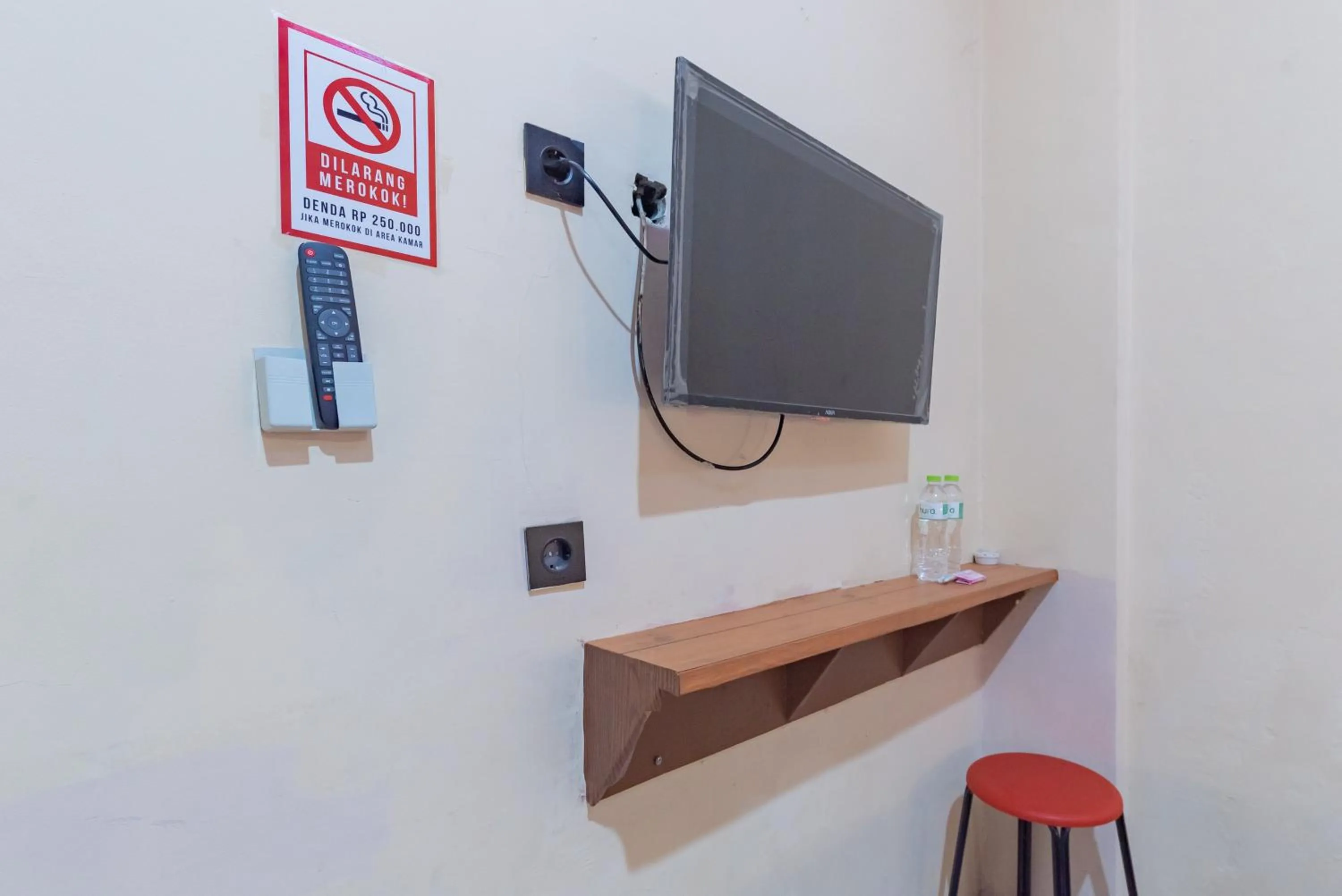 TV and multimedia in RedDoorz near Kejaksan Station Cirebon 3