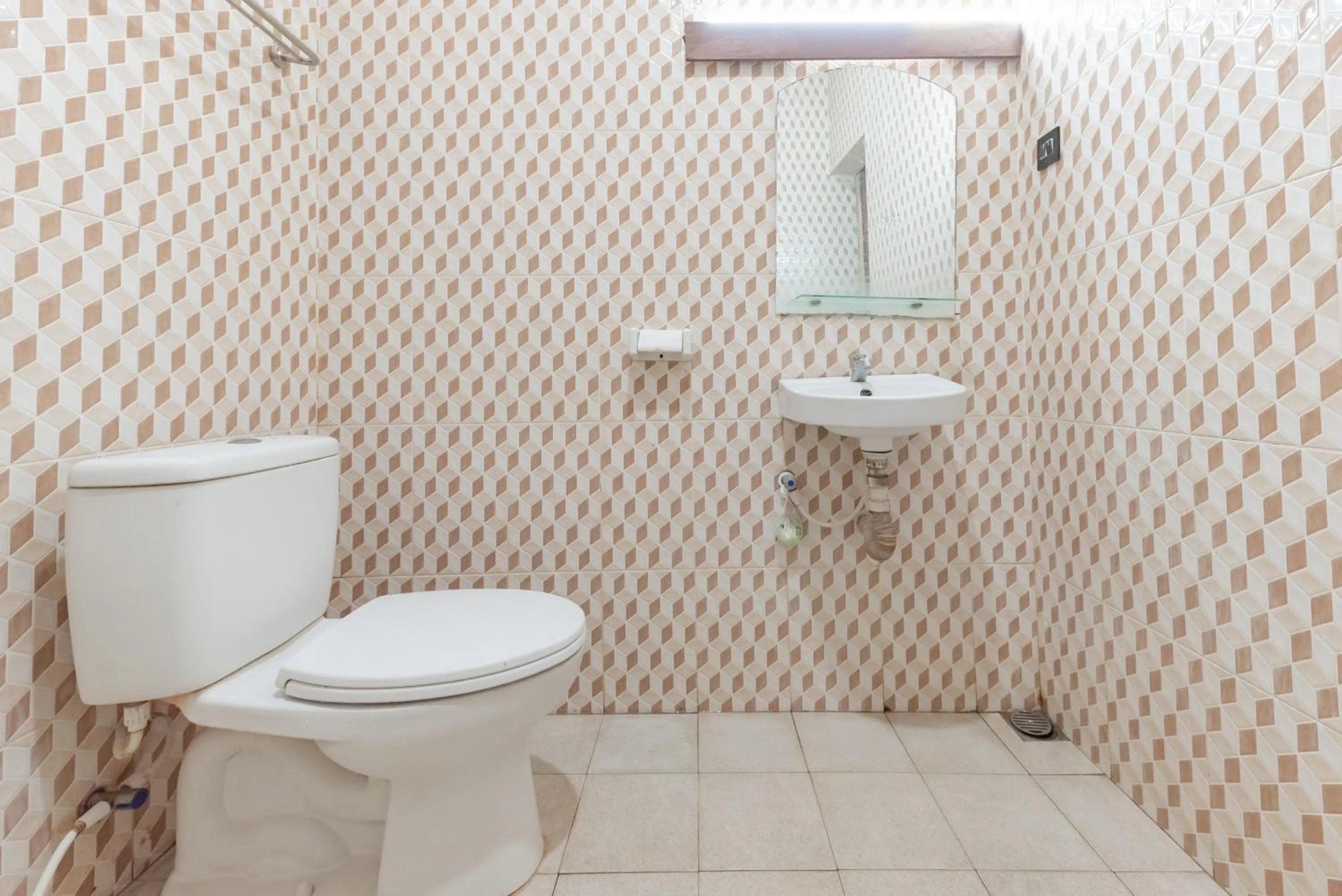 Bathroom in RedDoorz near Kejaksan Station Cirebon 3