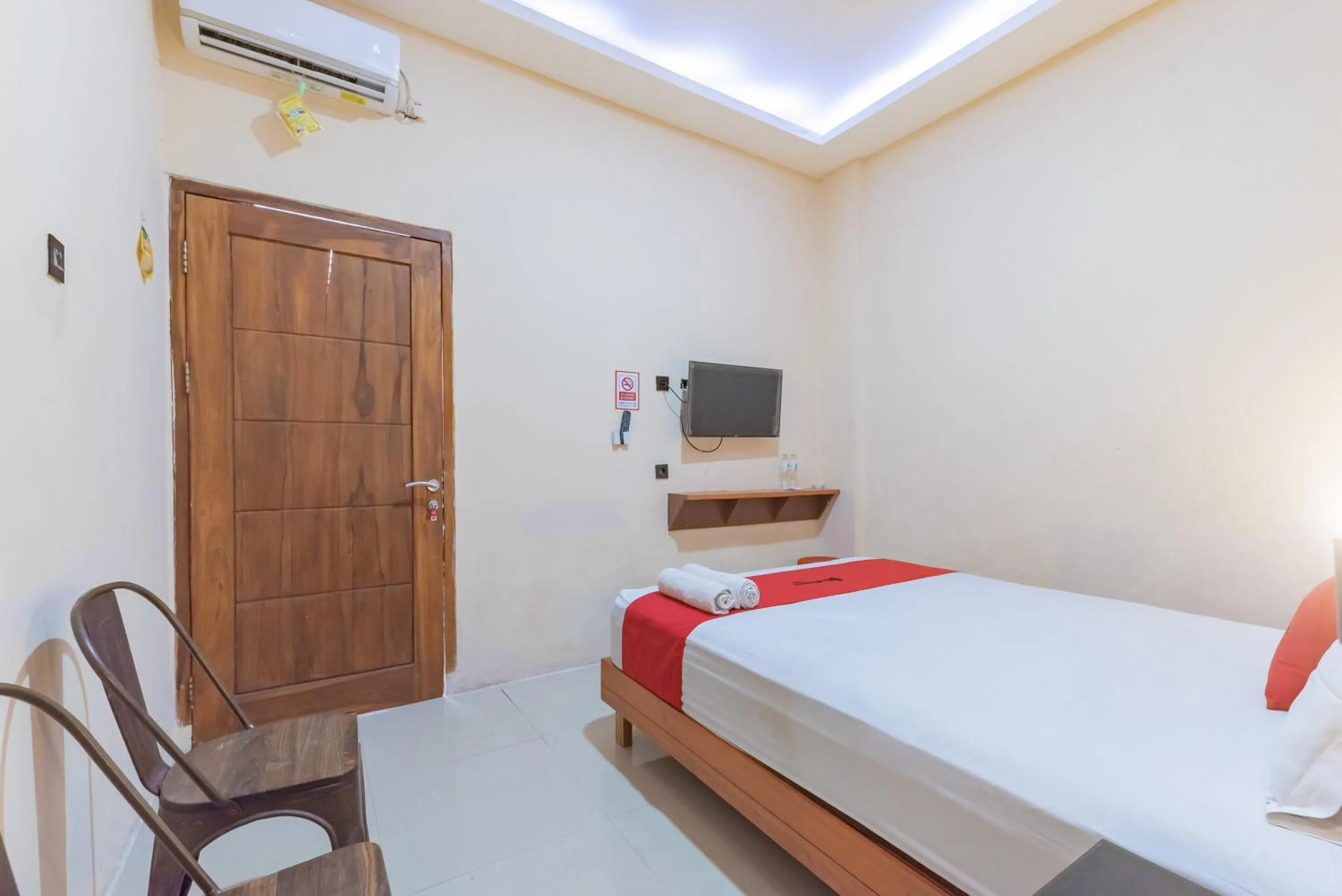 Bedroom, Bed in RedDoorz near Kejaksan Station Cirebon 3