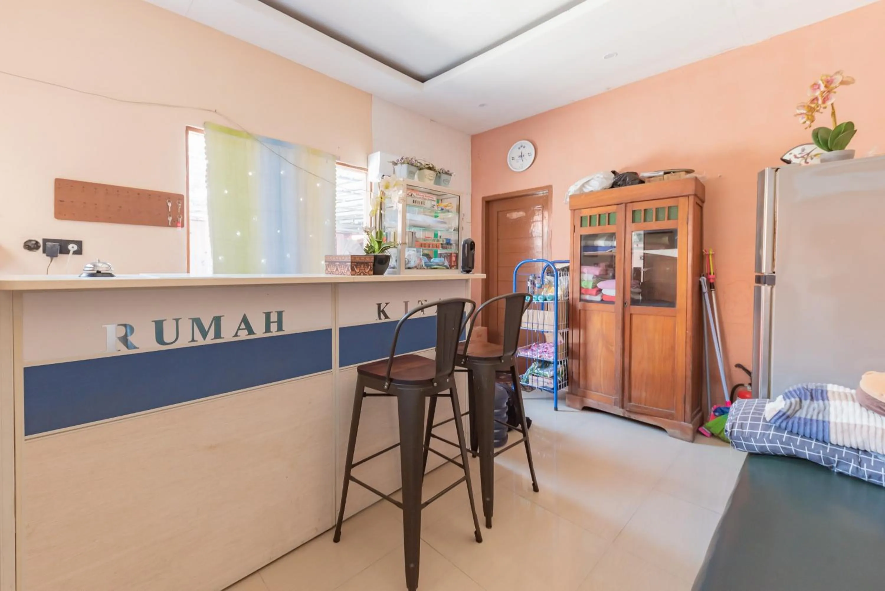 Lobby or reception in RedDoorz near Kejaksan Station Cirebon 3