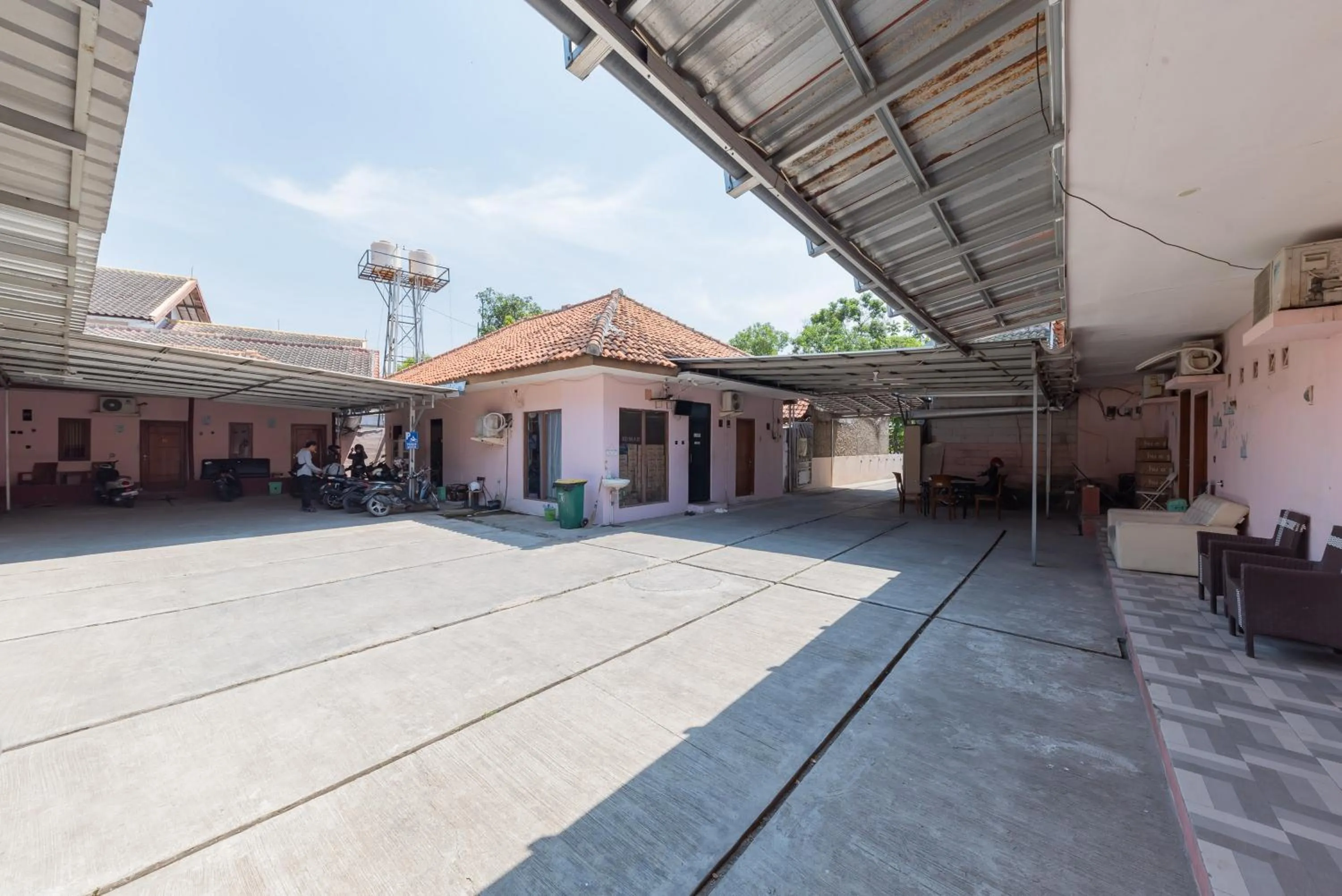 Facade/entrance in RedDoorz near Kejaksan Station Cirebon 3