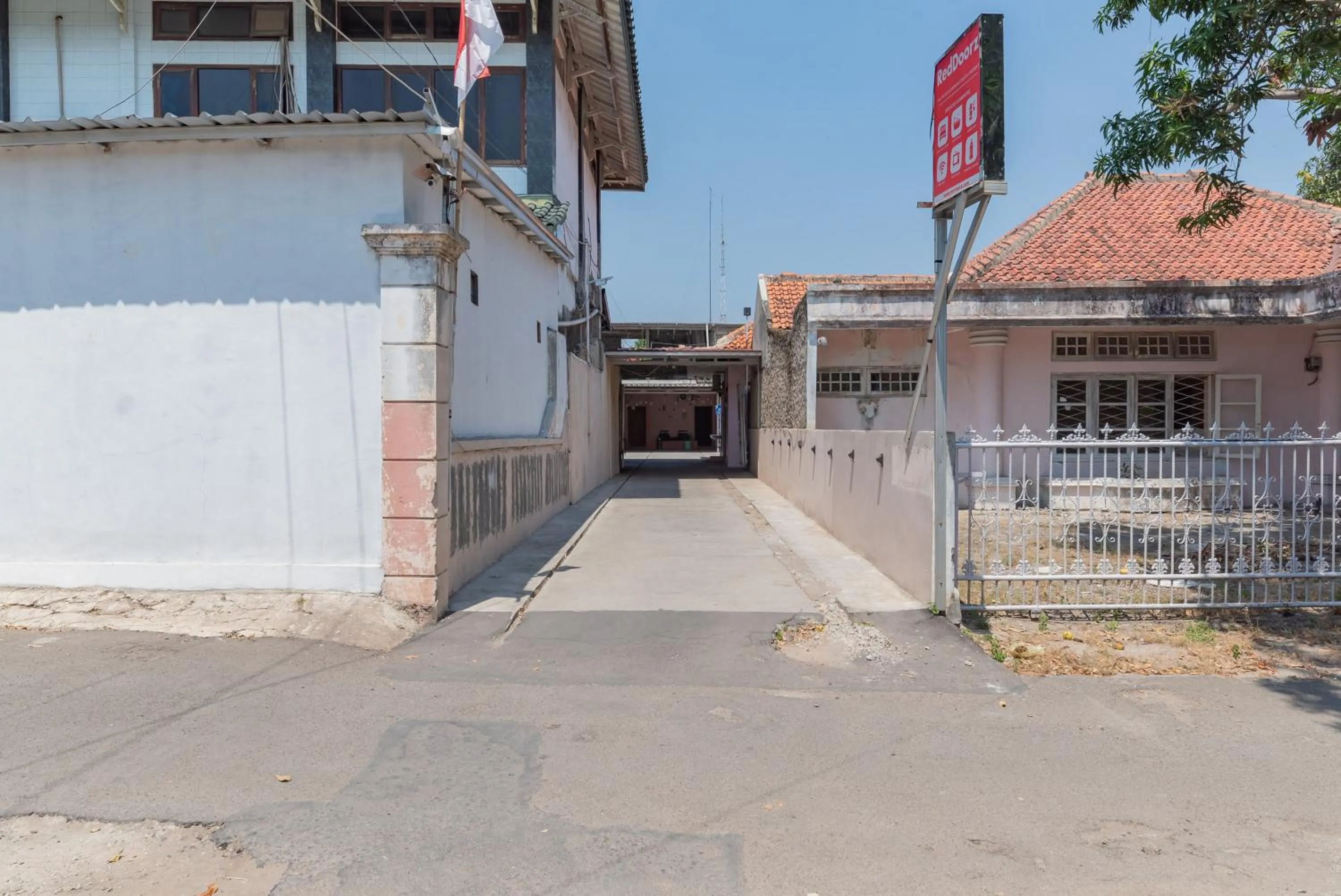 Property logo or sign in RedDoorz near Kejaksan Station Cirebon 3