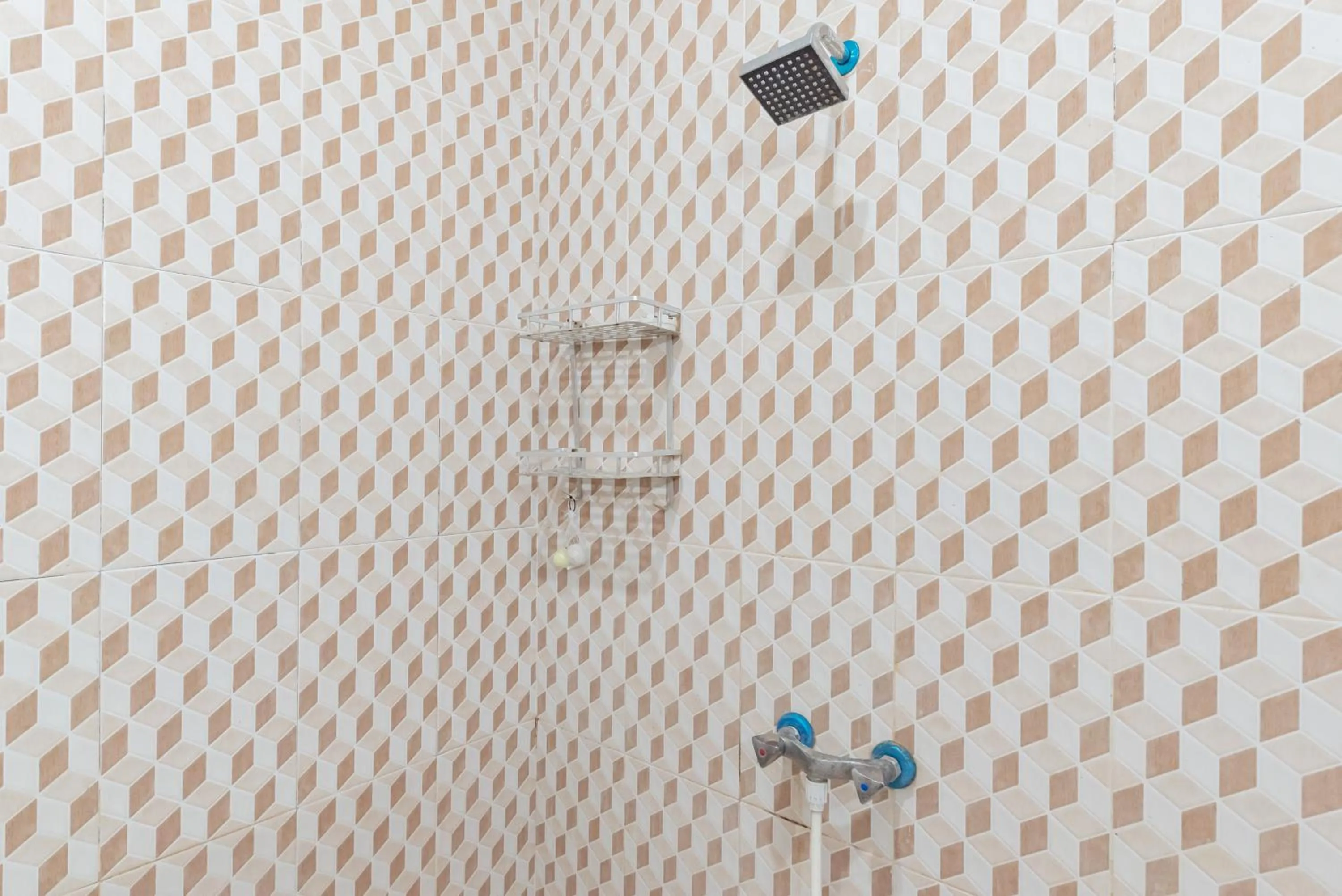 Bathroom in RedDoorz near Kejaksan Station Cirebon 3