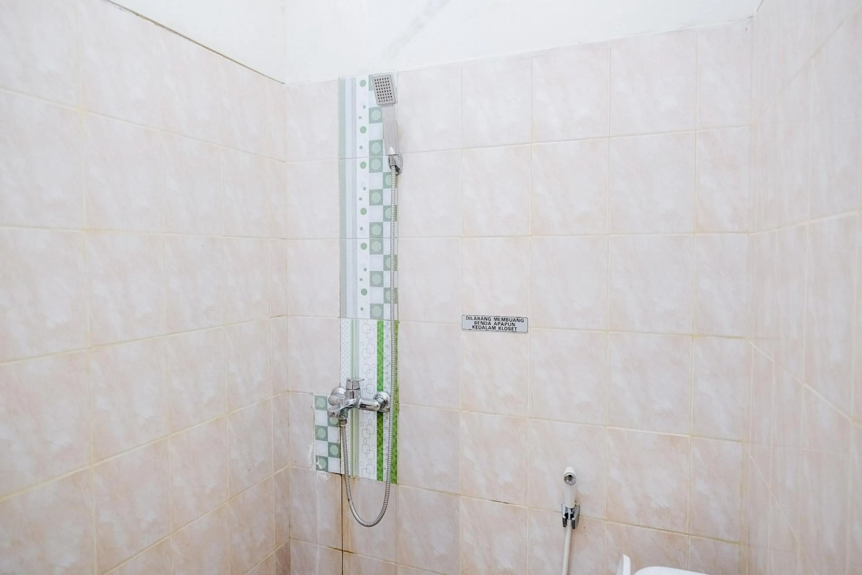Bathroom in RedDoorz Syariah near Gatot Subroto Lampung 4