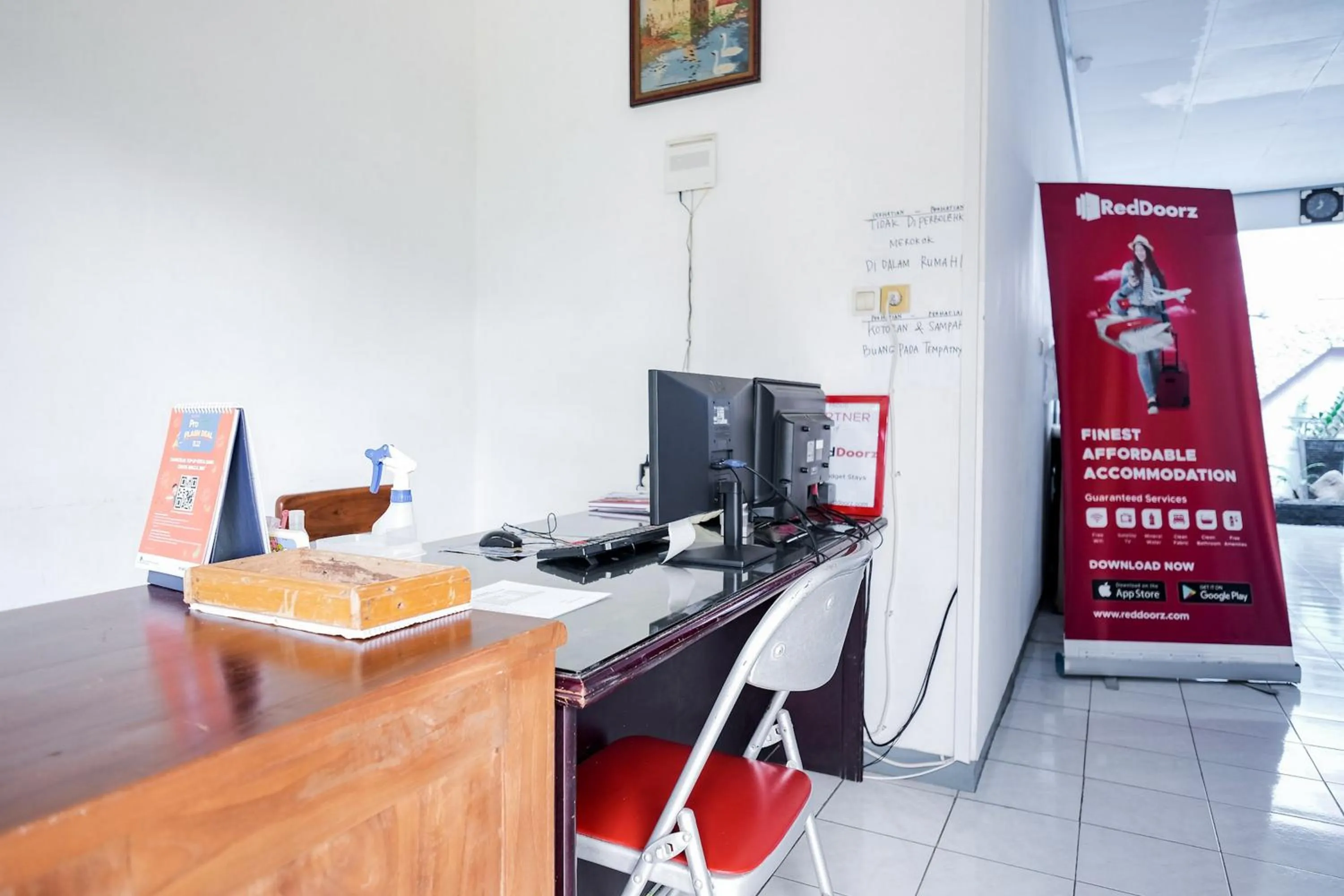 Lobby or reception in RedDoorz Syariah near Gatot Subroto Lampung 4