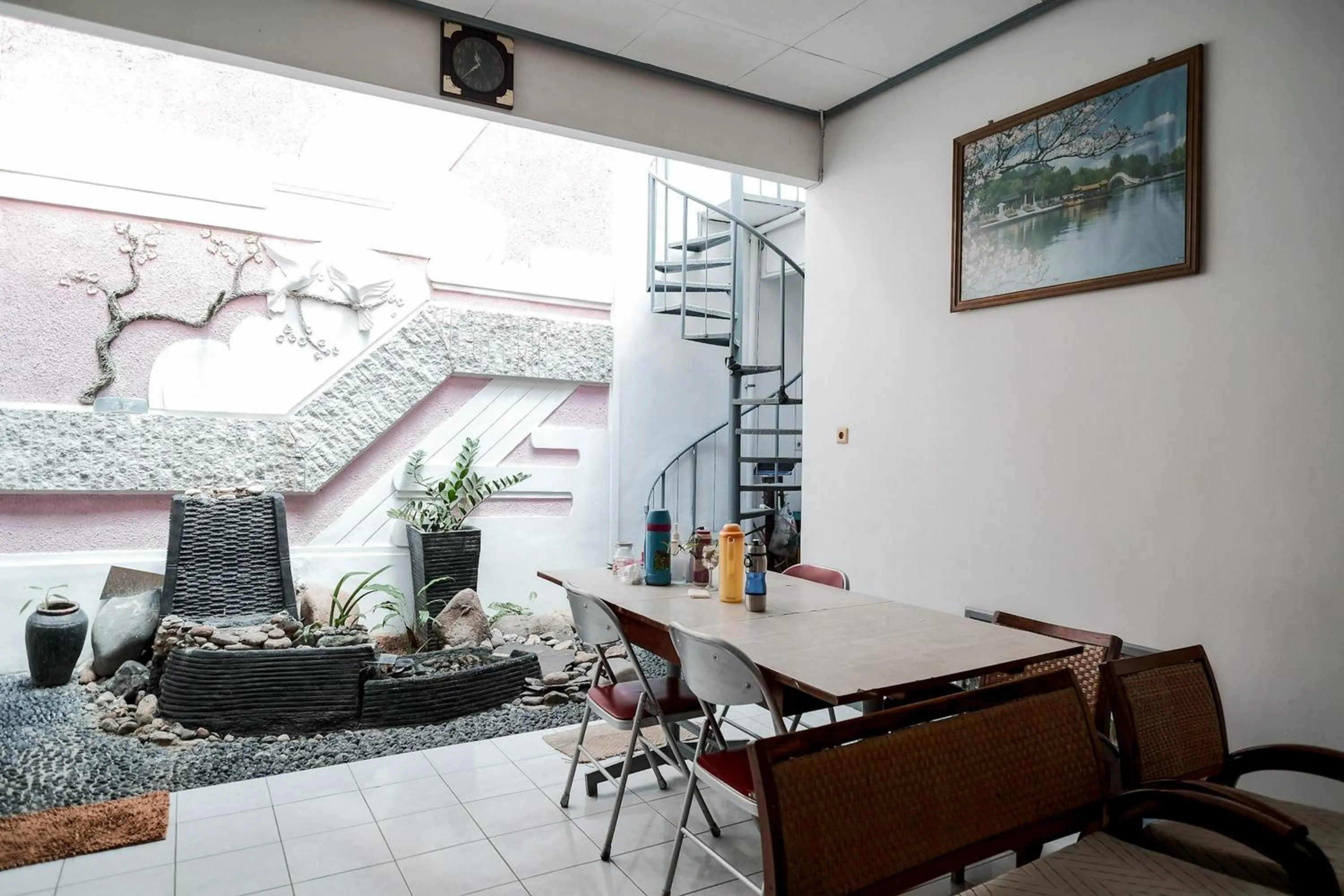 Seating area in RedDoorz Syariah near Gatot Subroto Lampung 4