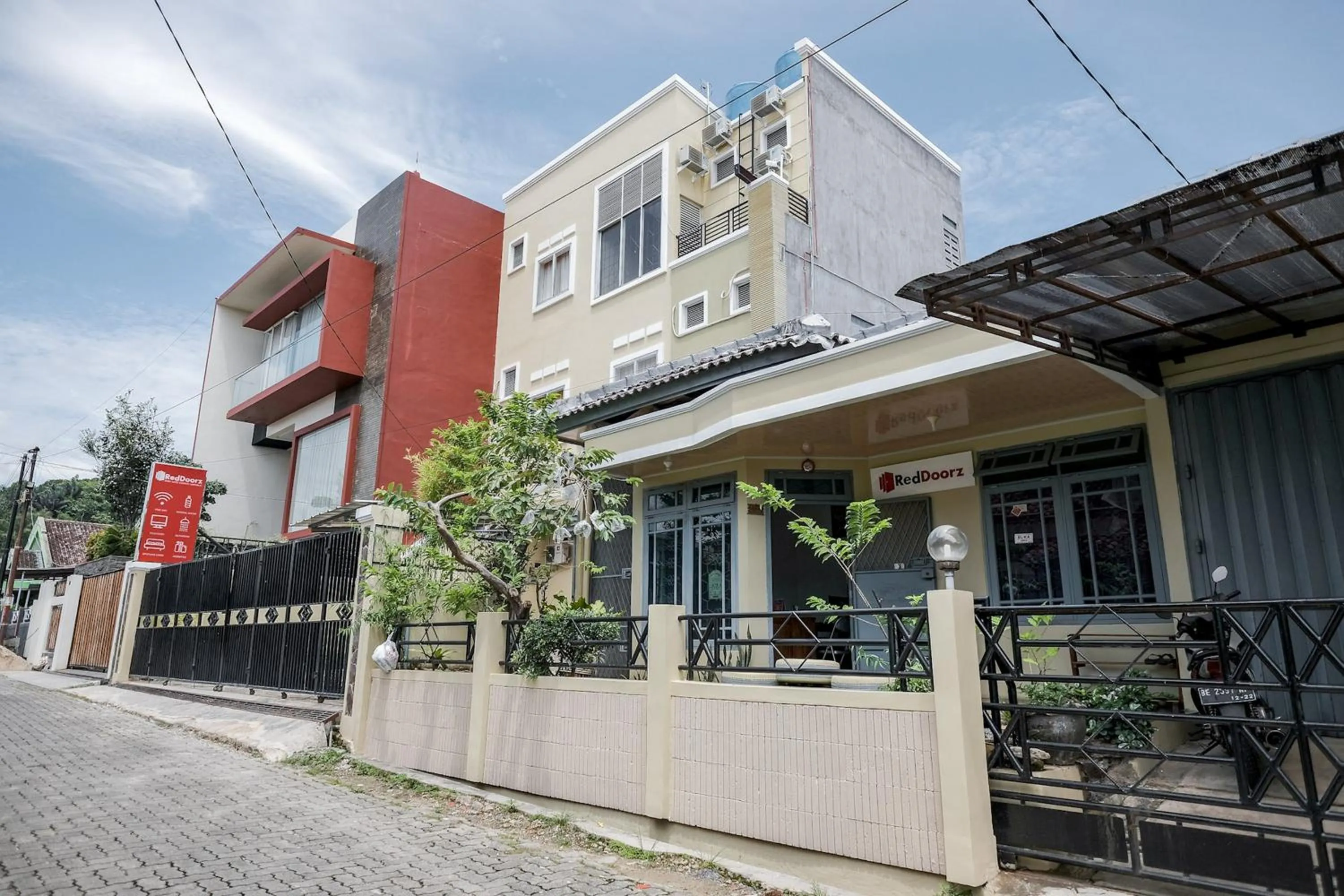 Facade/entrance in RedDoorz Syariah near Gatot Subroto Lampung 4