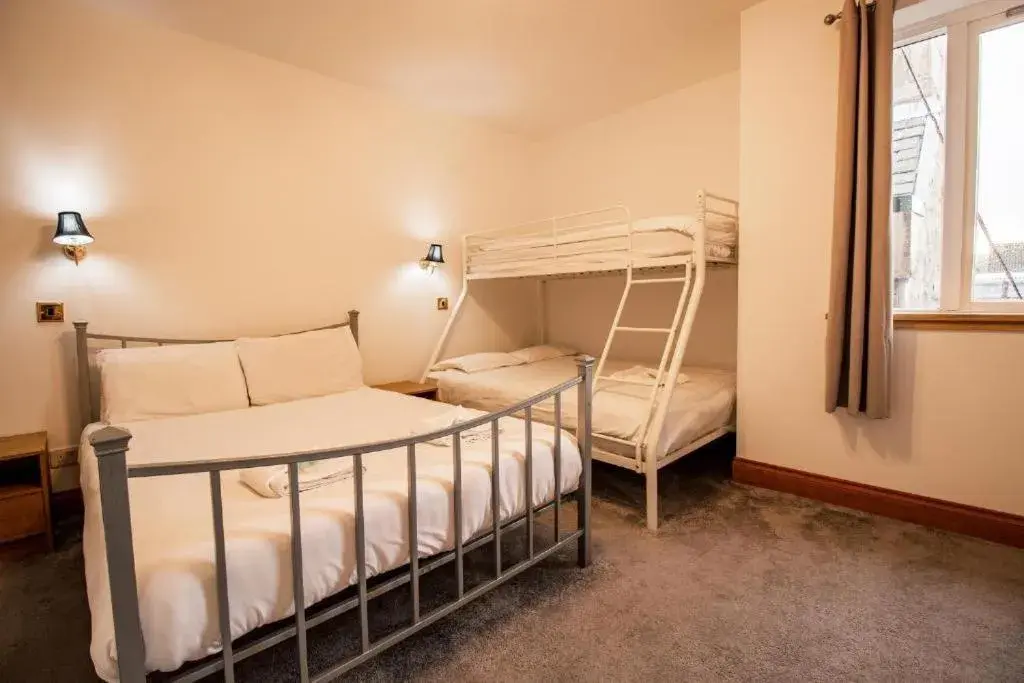 Deluxe Quadruple Room in The Ben Mhor Hotel, Bar & Restaurant Deluxe Quadruple Room in The Ben Mhor Hotel, Bar & Restaurant