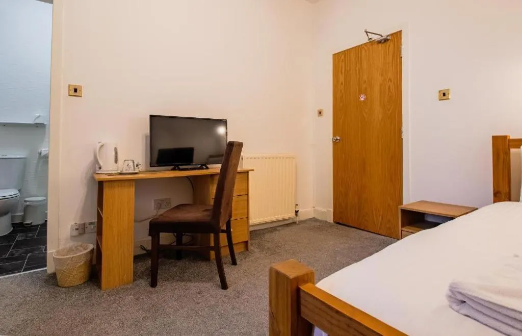 Bedroom, Bed in The Ben Mhor Hotel, Bar & Restaurant