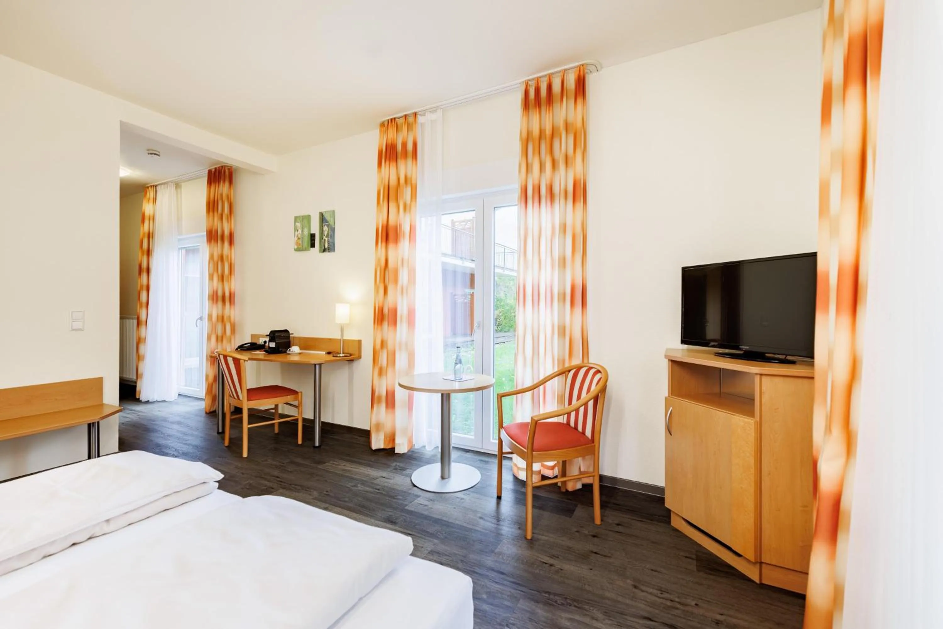 Photo of the whole room, TV/Entertainment Center in Hotel Restaurant Talblick