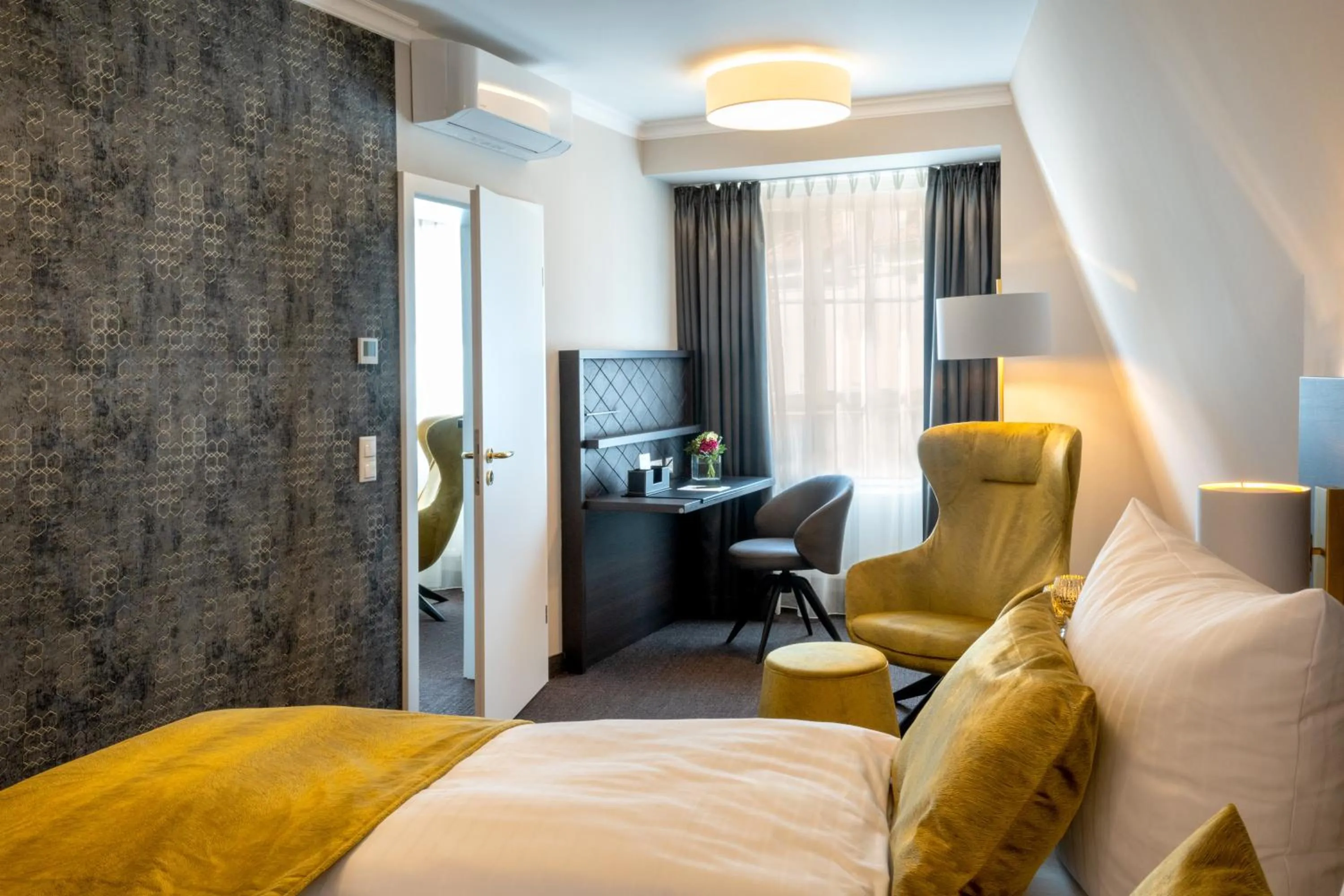 Bedroom, Bed in Schwarzer Bär Jena