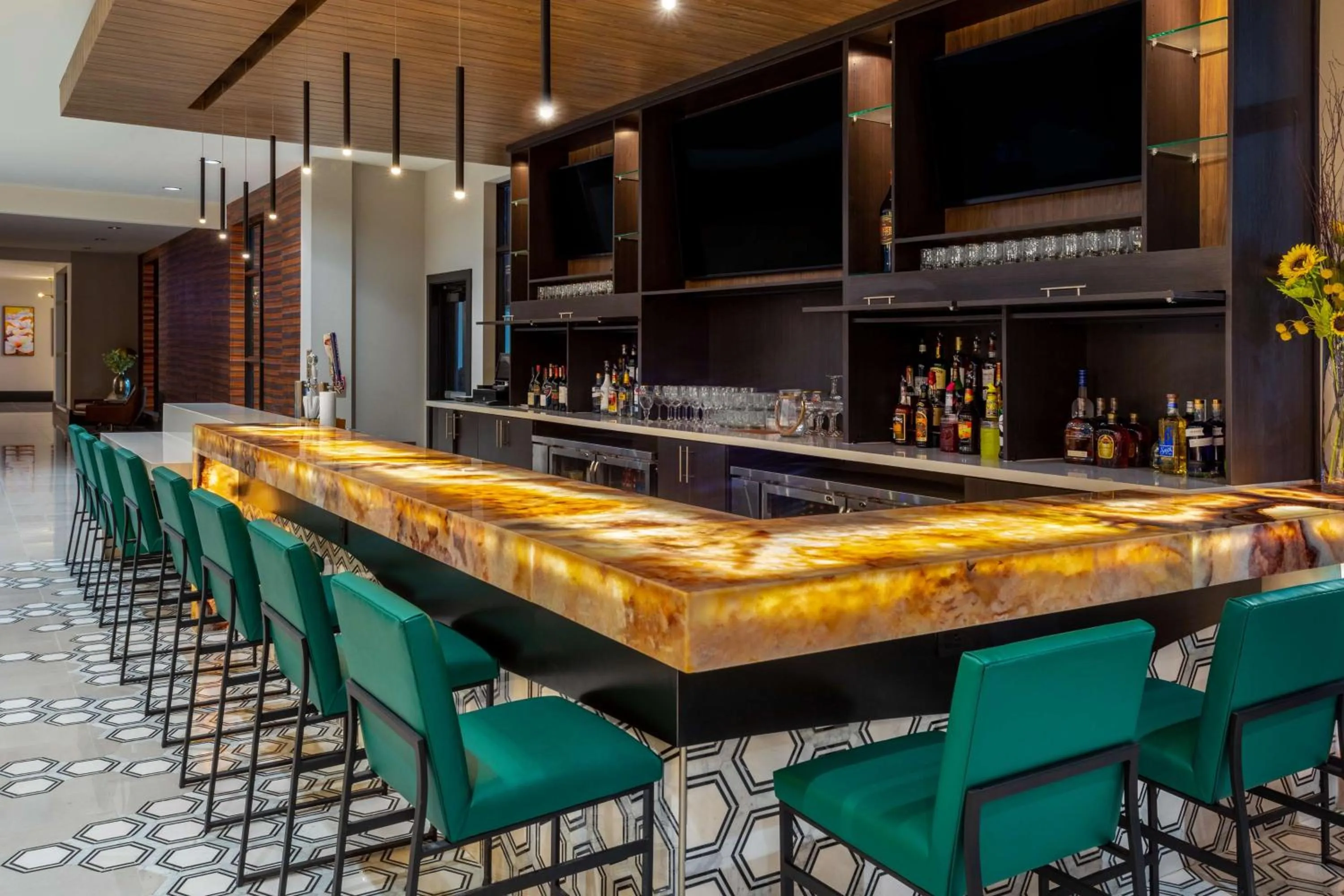 Lounge or bar in Hilton Garden Inn Hays, KS