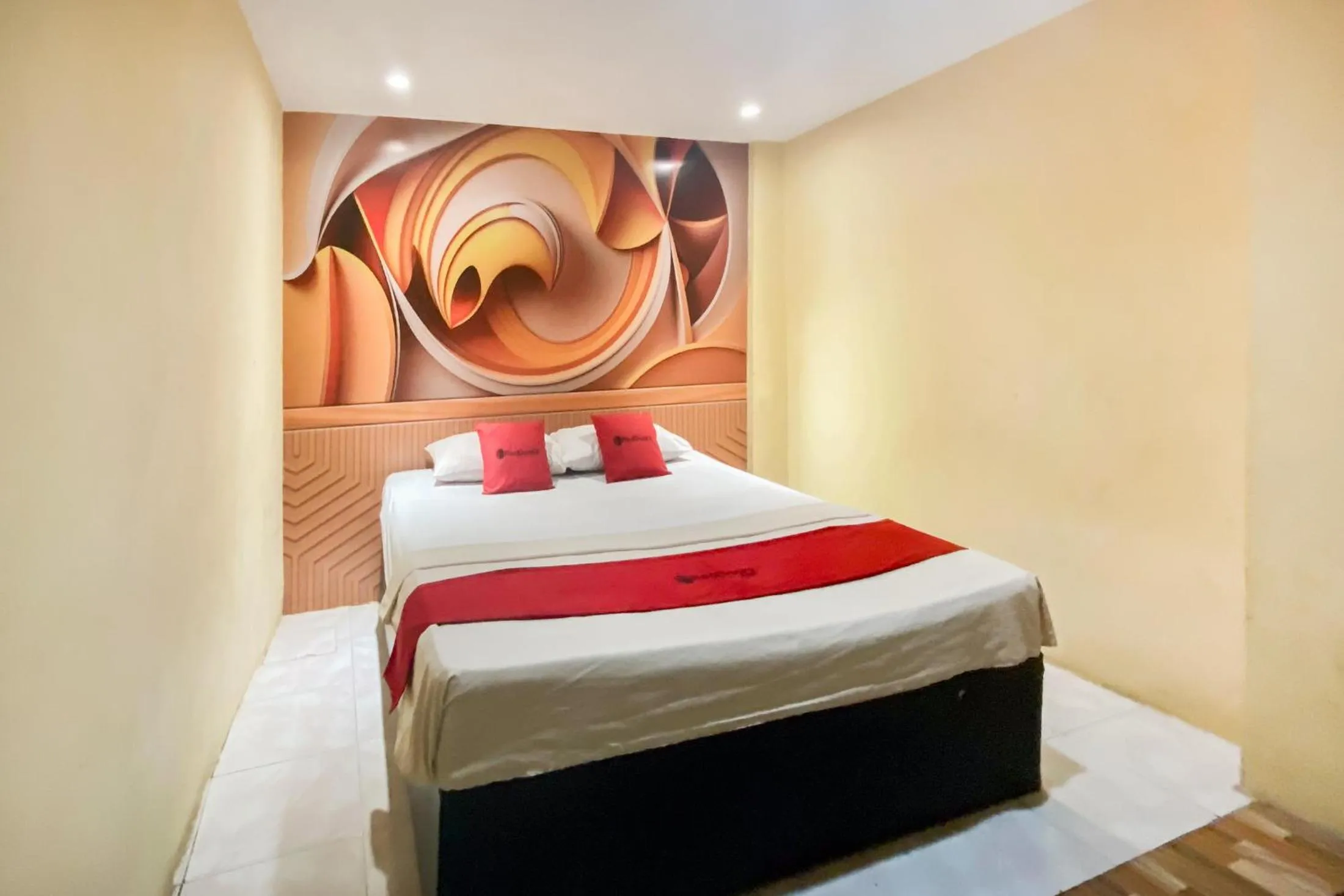 Bedroom, Bed in RedDoorz at Hotel Warna Palopo