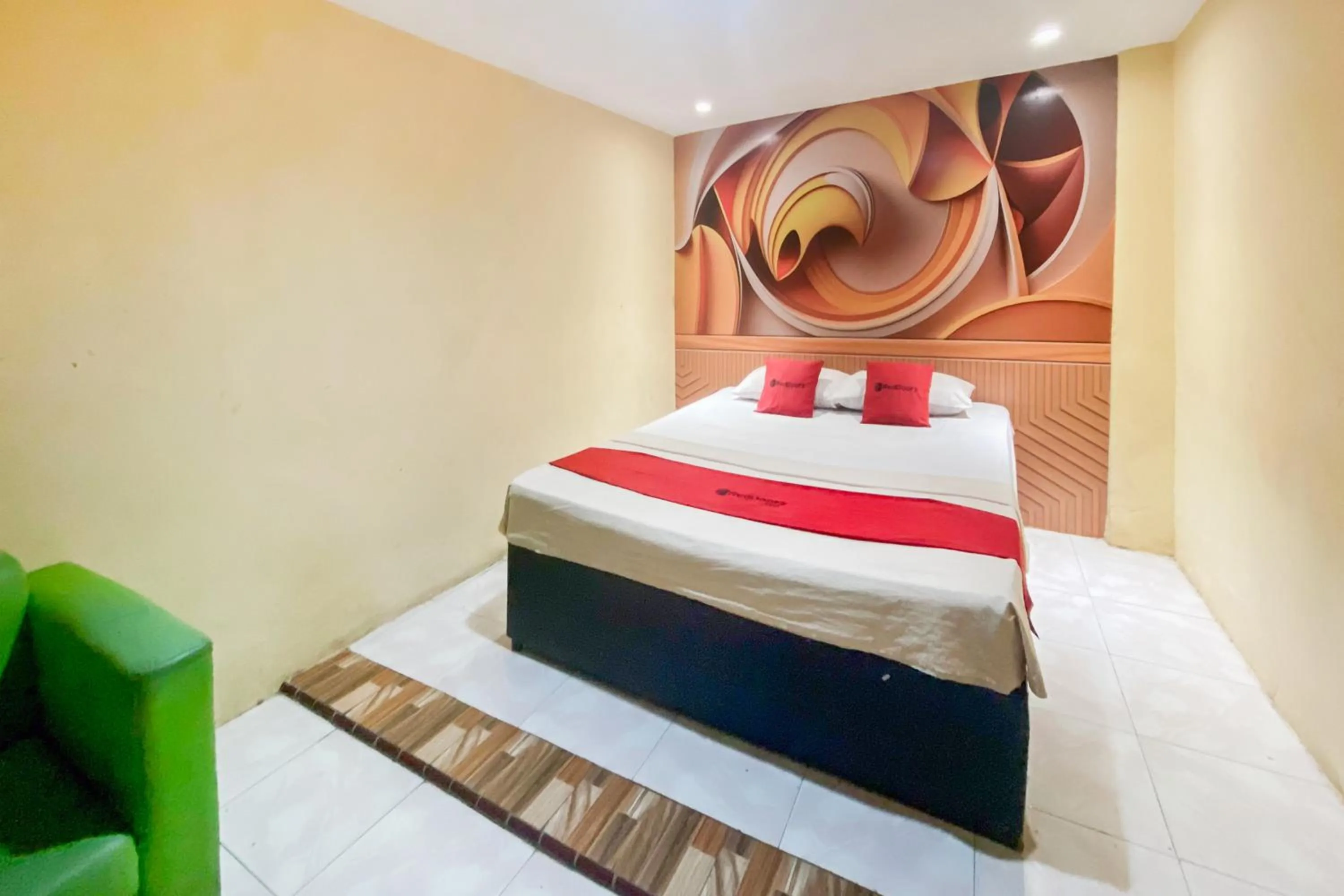 Bedroom, Bed in RedDoorz at Hotel Warna Palopo