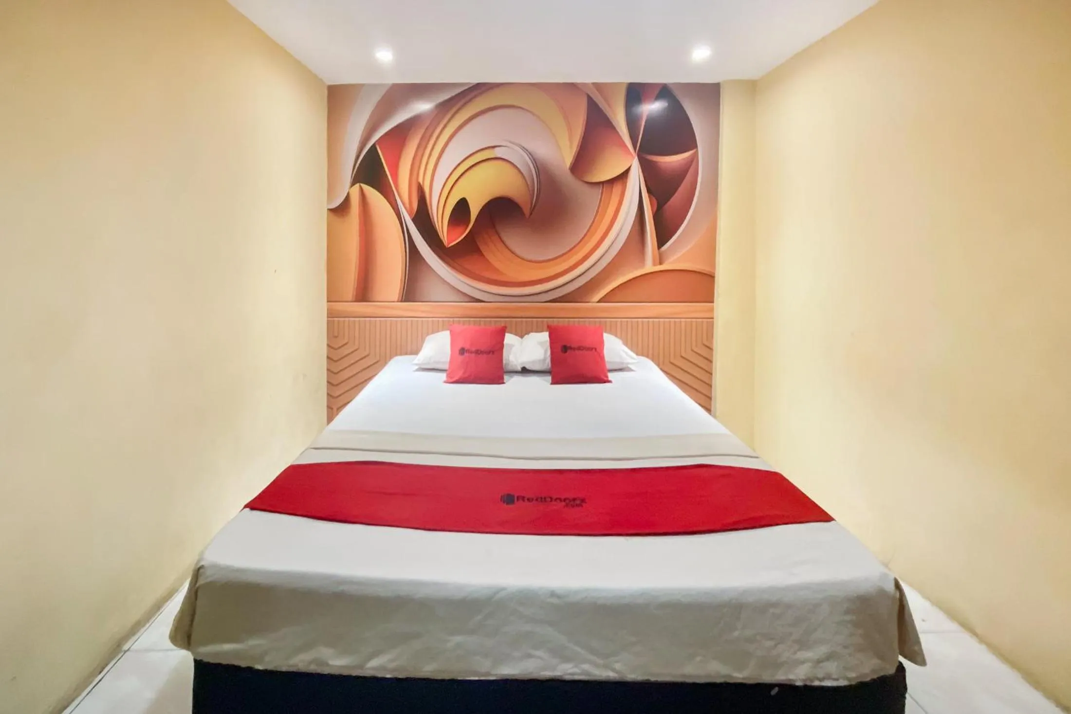 Bedroom, Bed in RedDoorz at Hotel Warna Palopo