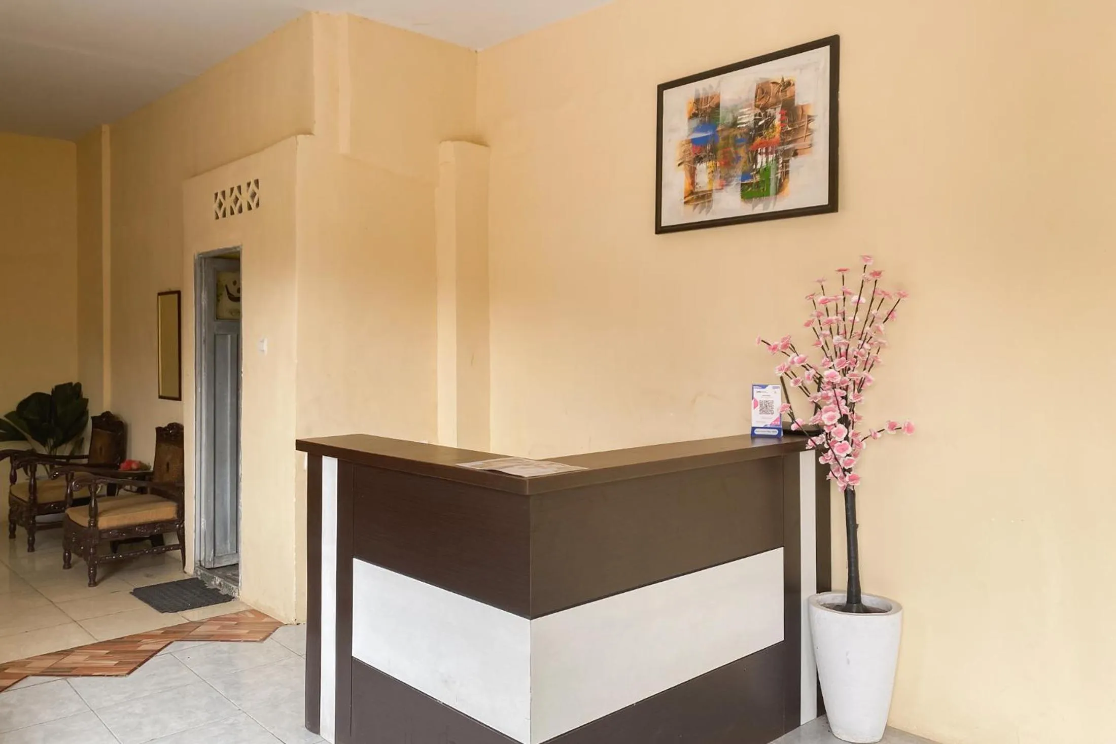 Lobby or reception in RedDoorz at Hotel Warna Palopo