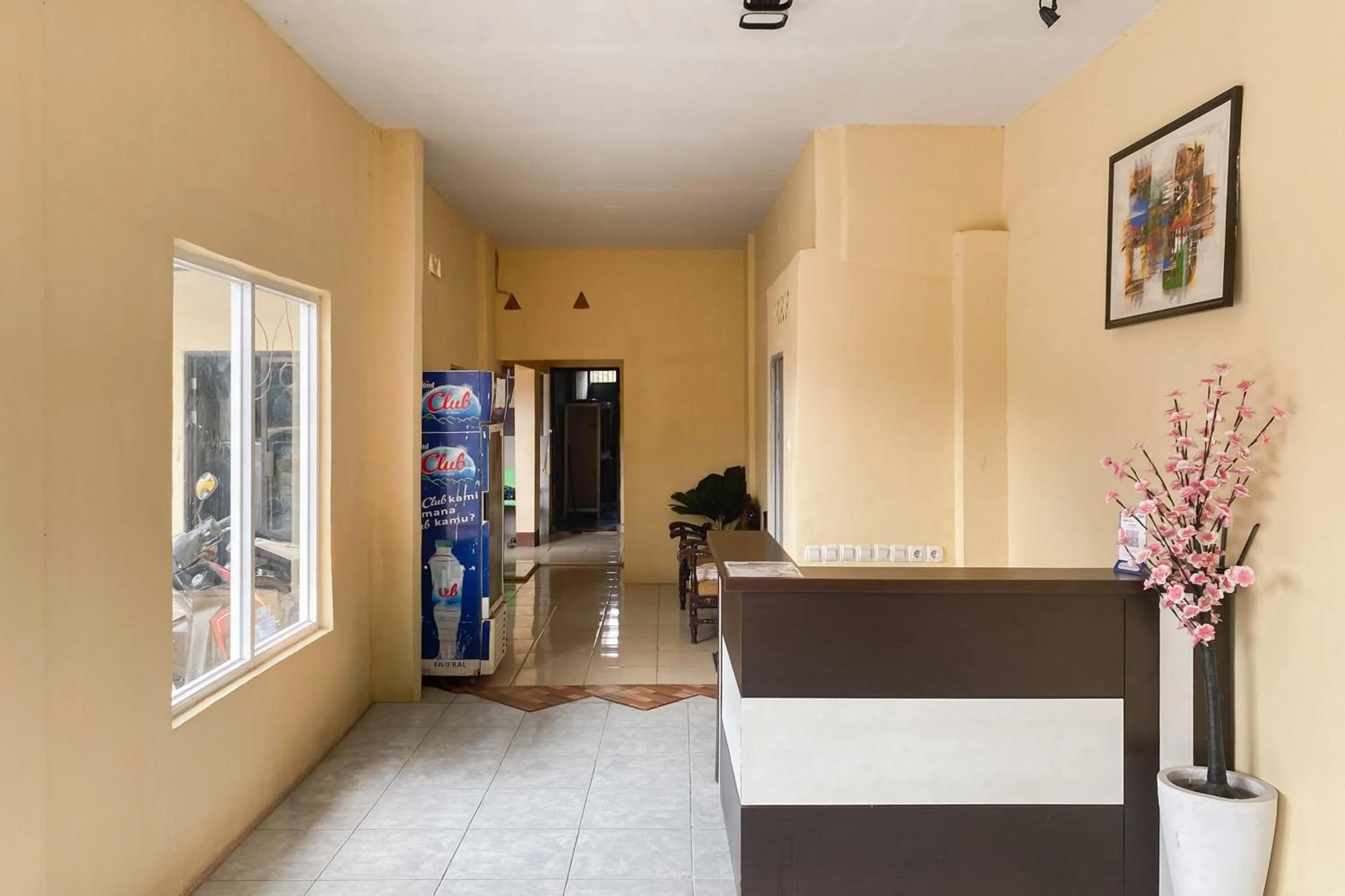 Lobby or reception in RedDoorz at Hotel Warna Palopo