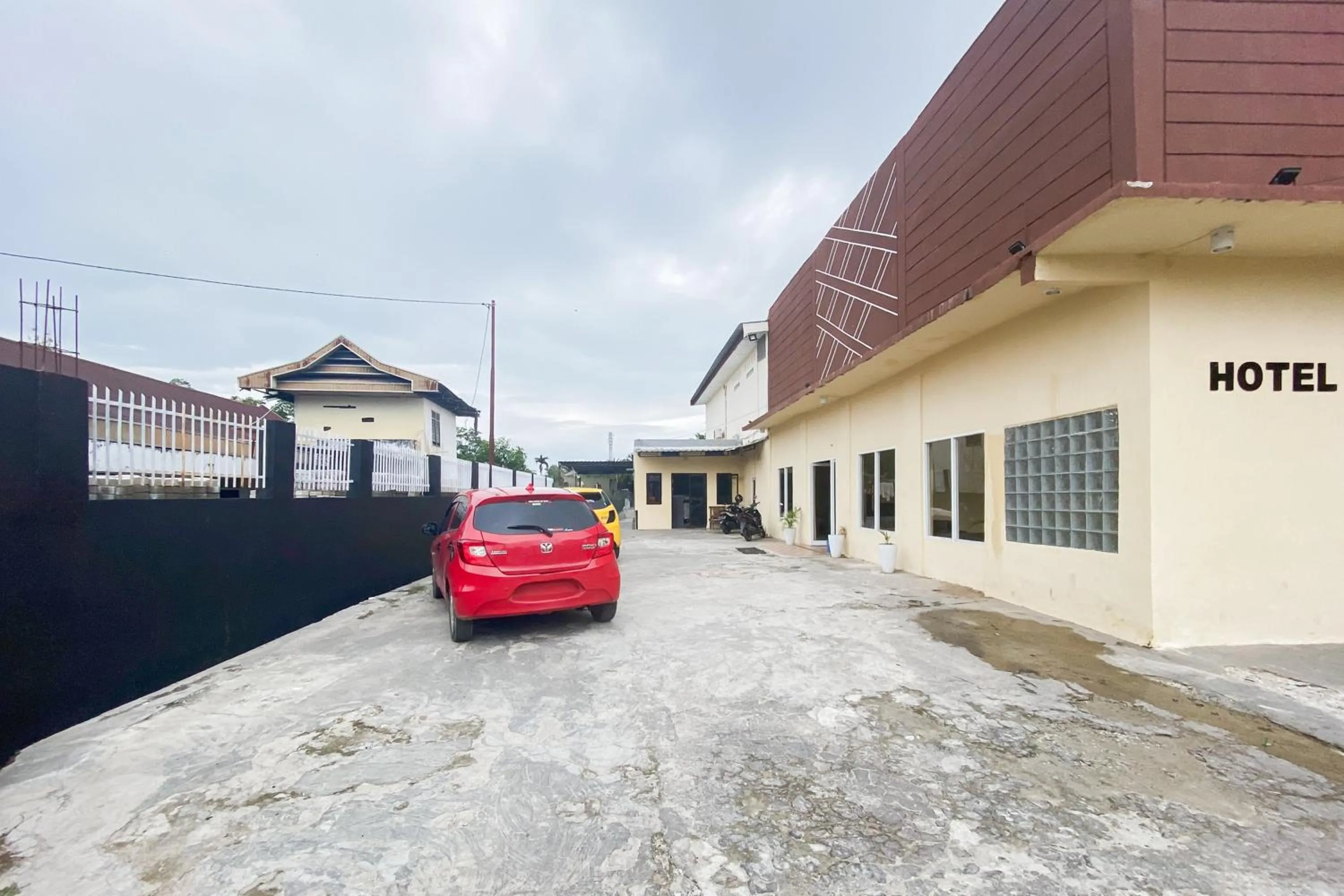 Parking in RedDoorz at Hotel Warna Palopo