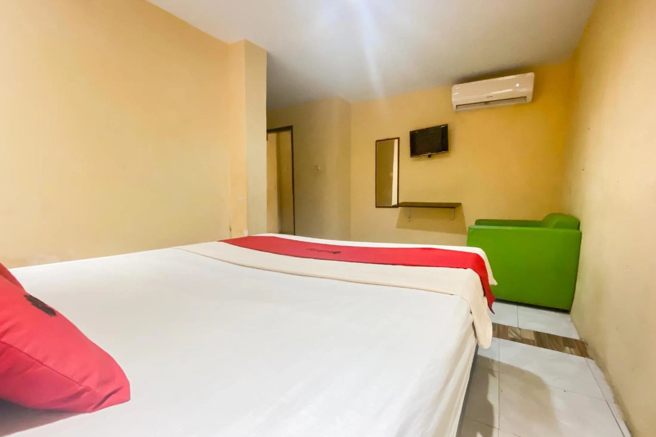 Bedroom, Bed in RedDoorz at Hotel Warna Palopo