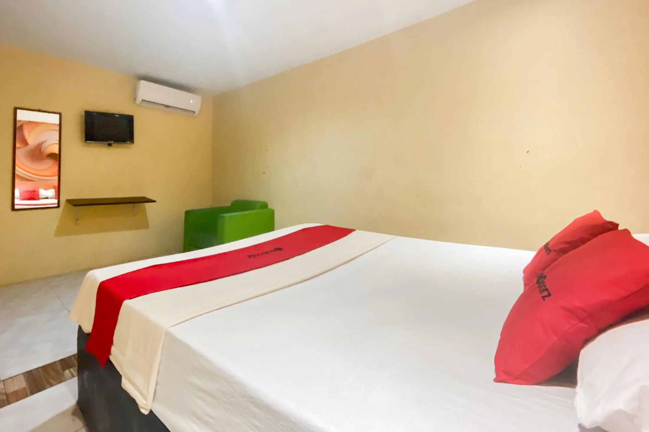 Bedroom, Bed in RedDoorz at Hotel Warna Palopo
