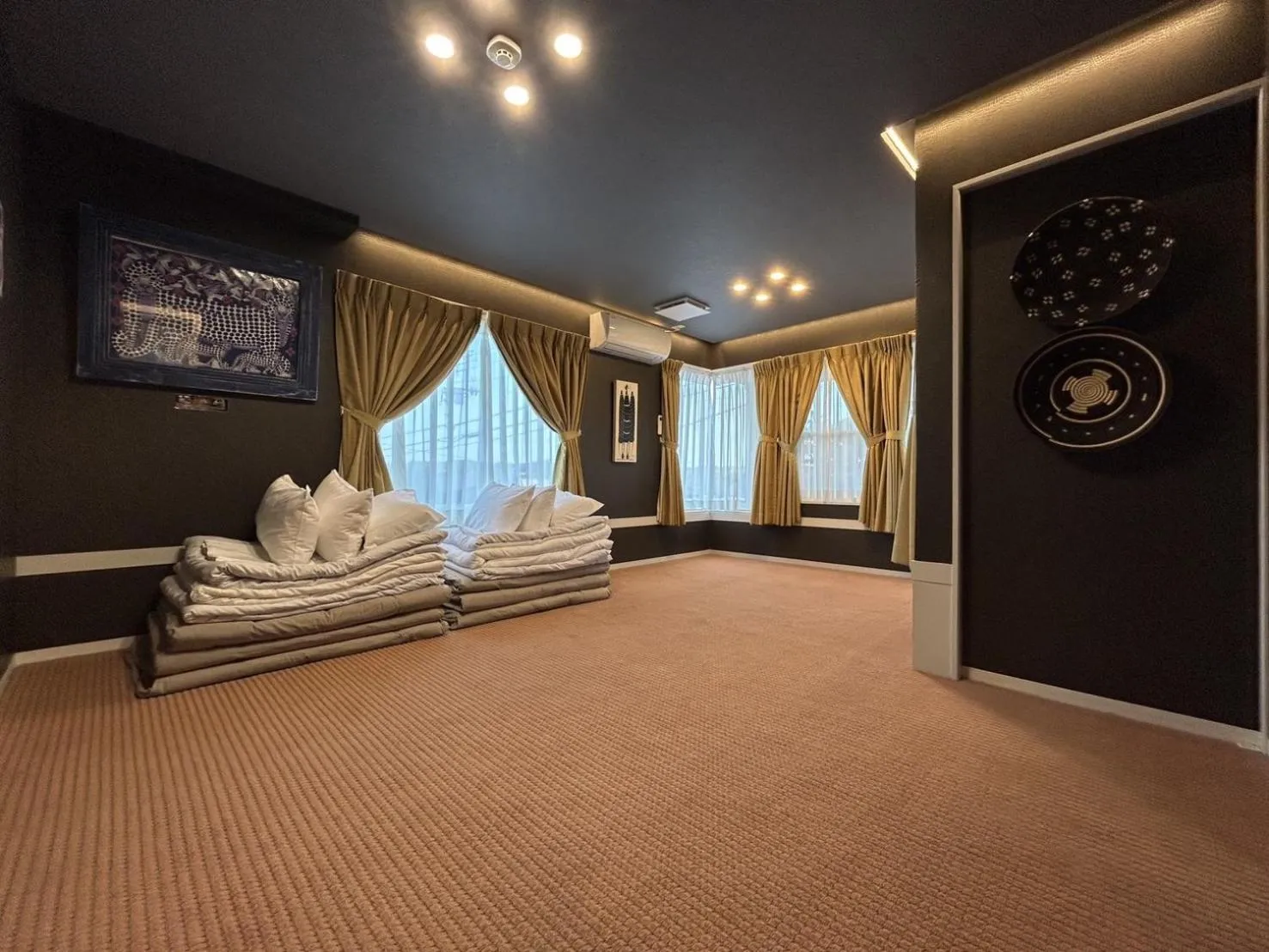 ファミーユ大室 アフリカンラグジュアリースタイルの豪華客室 1棟貸切 バーベキュー 大人数対応