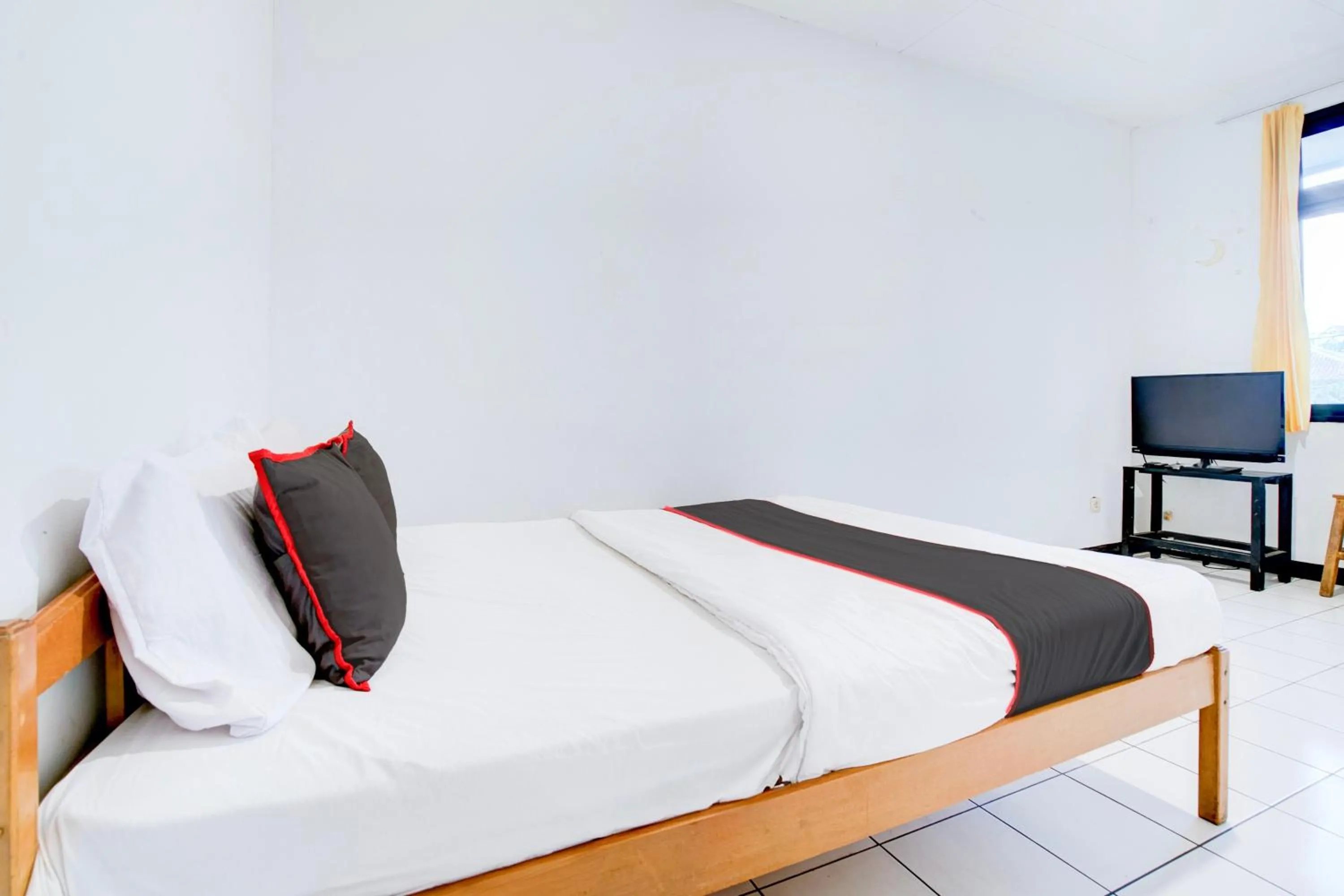 Bedroom, Bed in Villa Puncak Agape near Cipanas Mitra RedDoorz