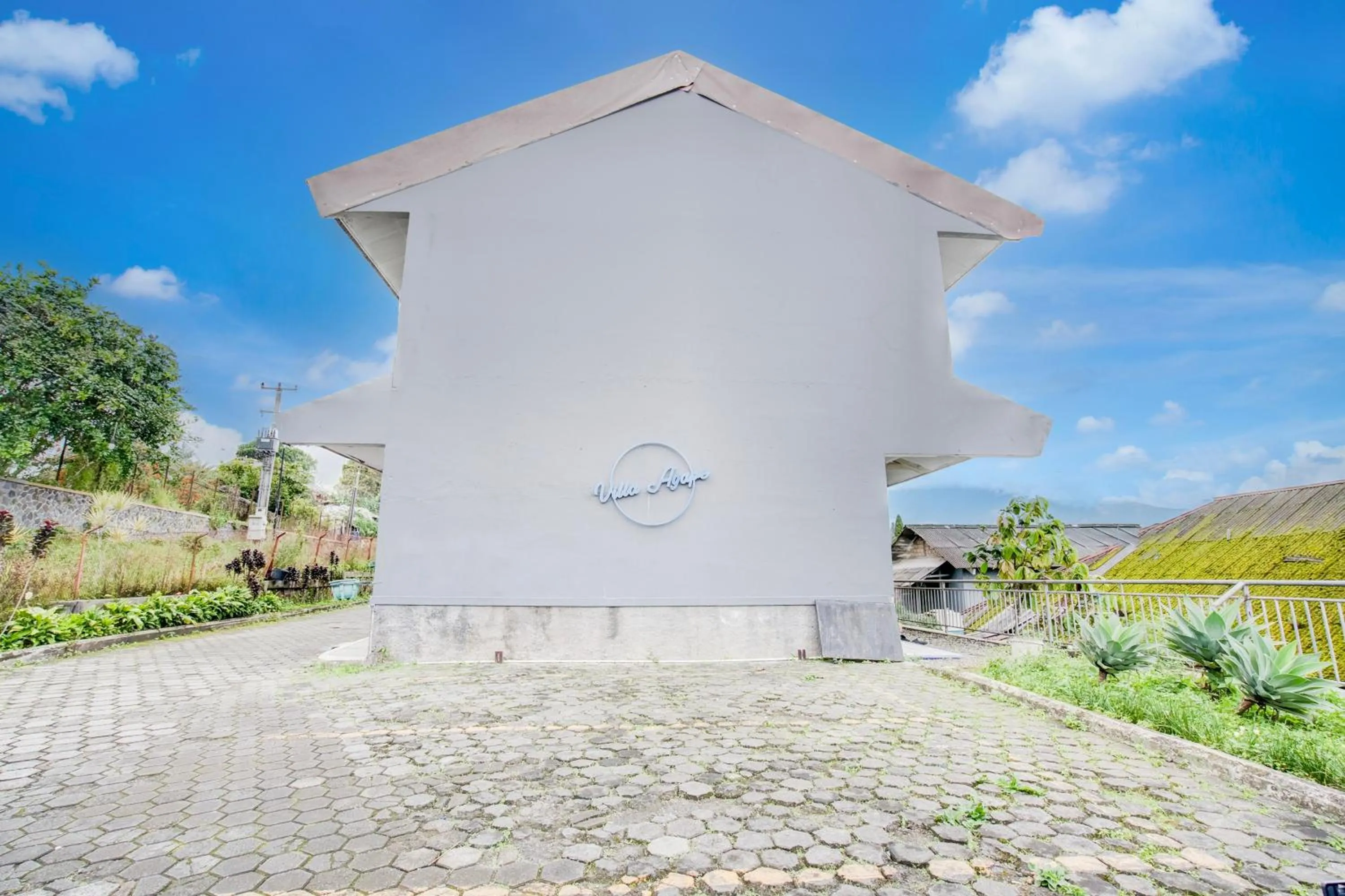 Facade/entrance in Villa Puncak Agape near Cipanas Mitra RedDoorz