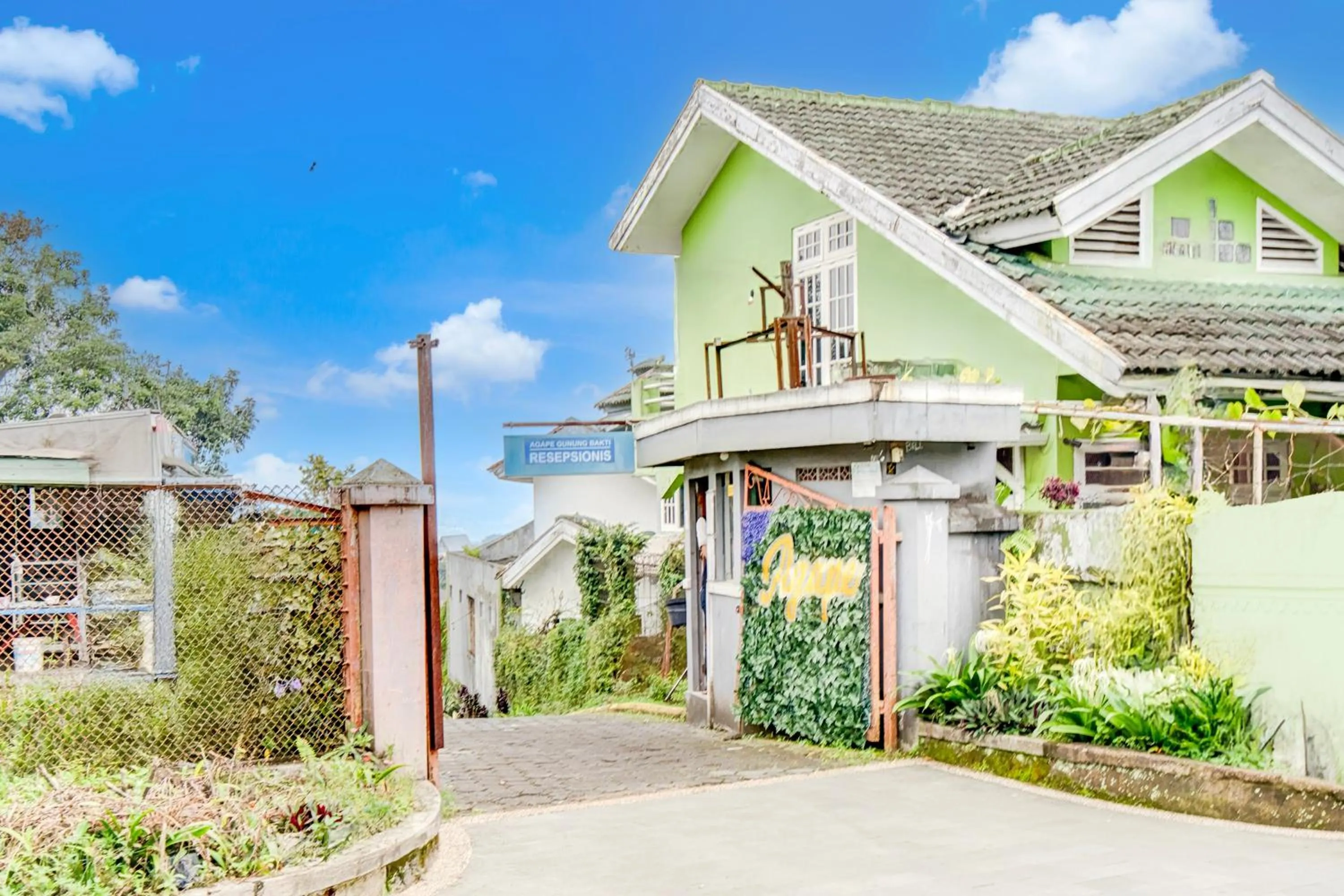 Facade/entrance in Villa Puncak Agape near Cipanas Mitra RedDoorz