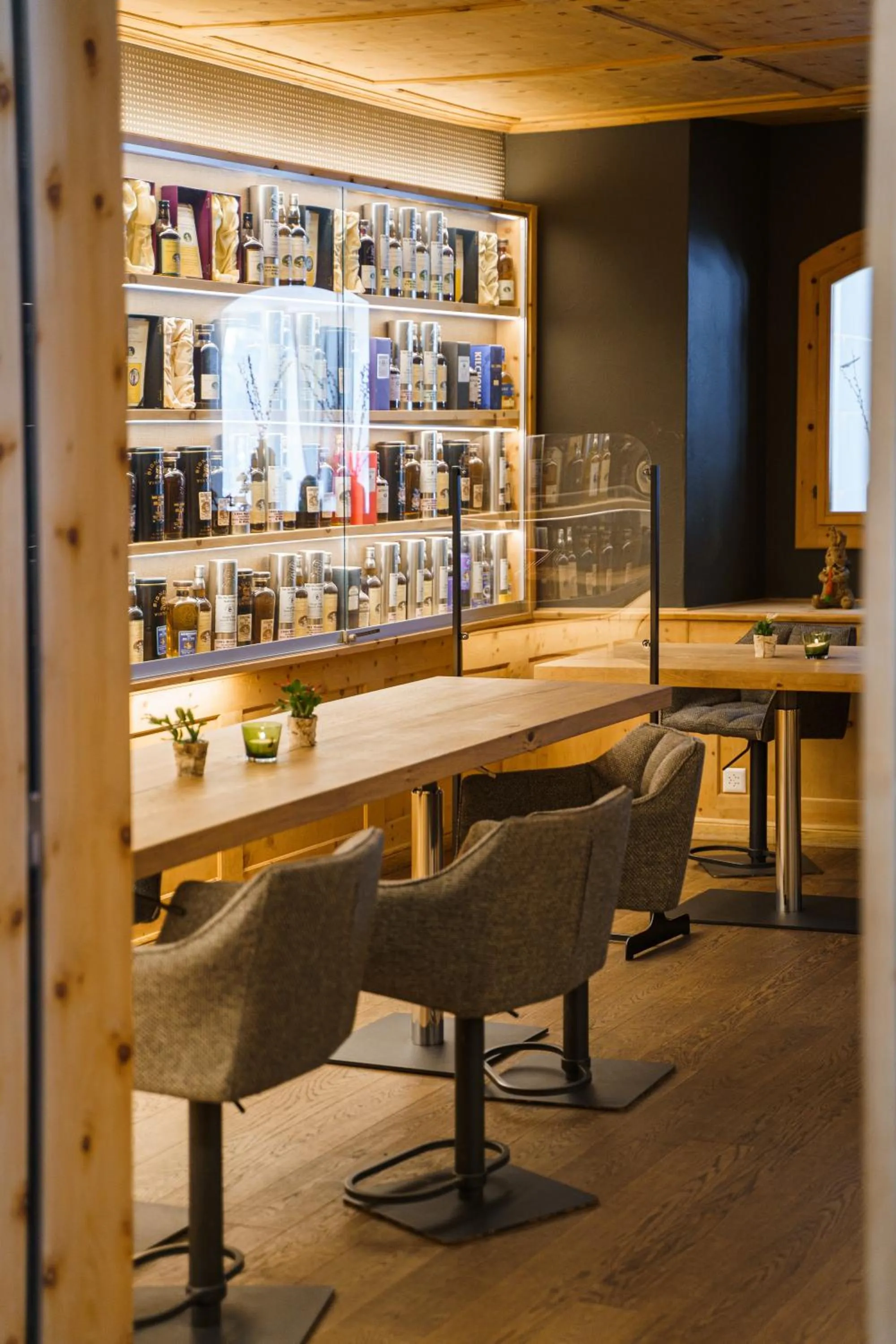 Communal lounge/ TV room in Hotel Waldhaus am See