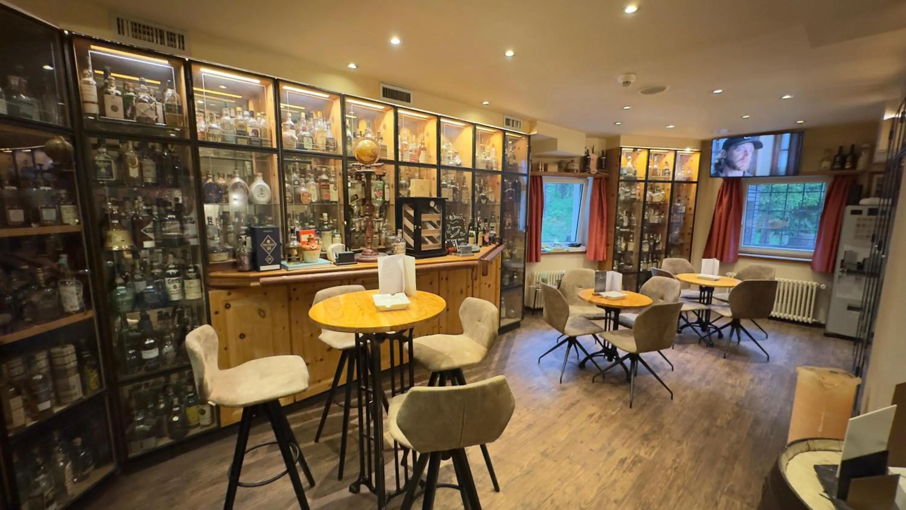 Lounge or bar in Hotel Waldhaus am See