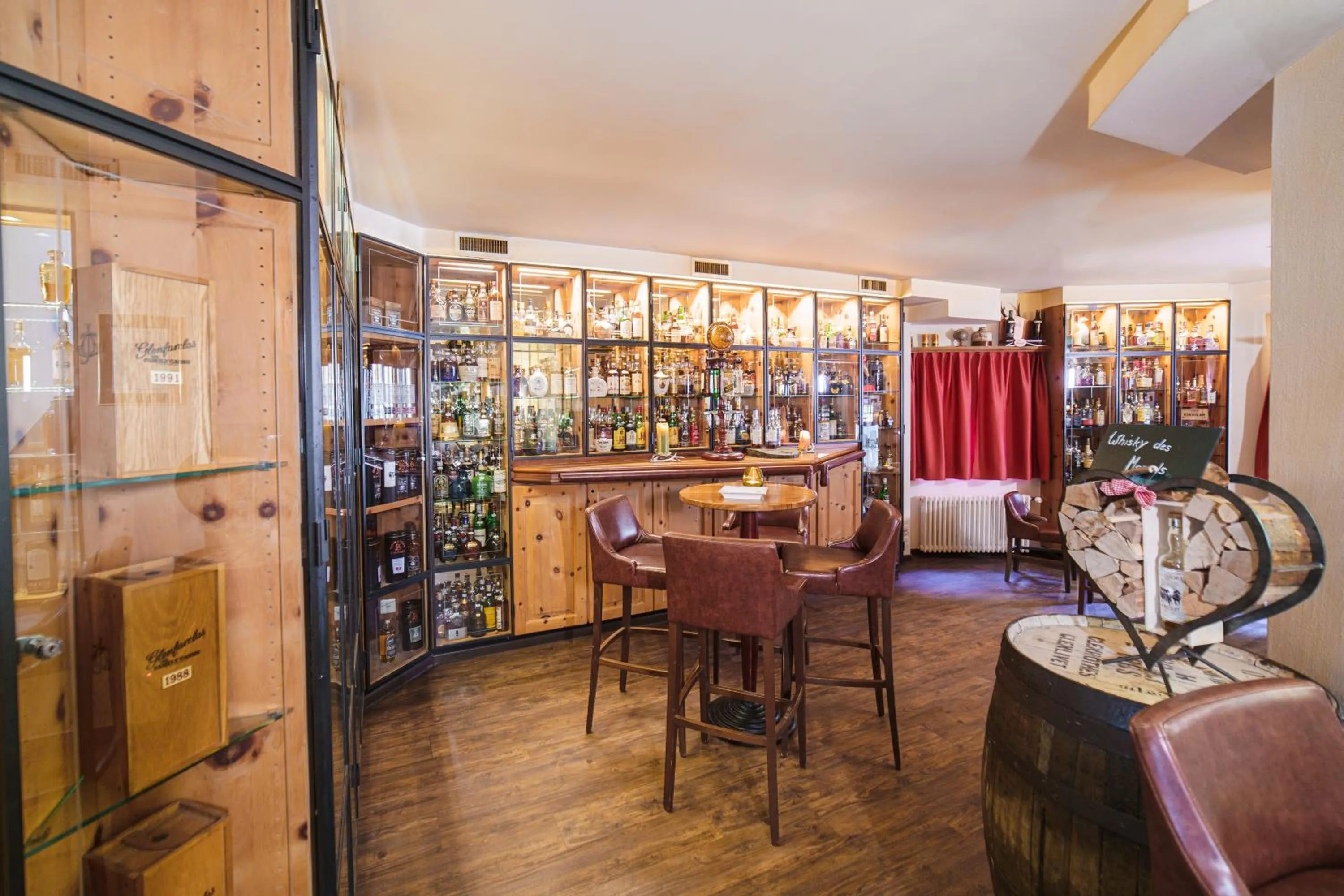 Communal lounge/ TV room in Hotel Waldhaus am See