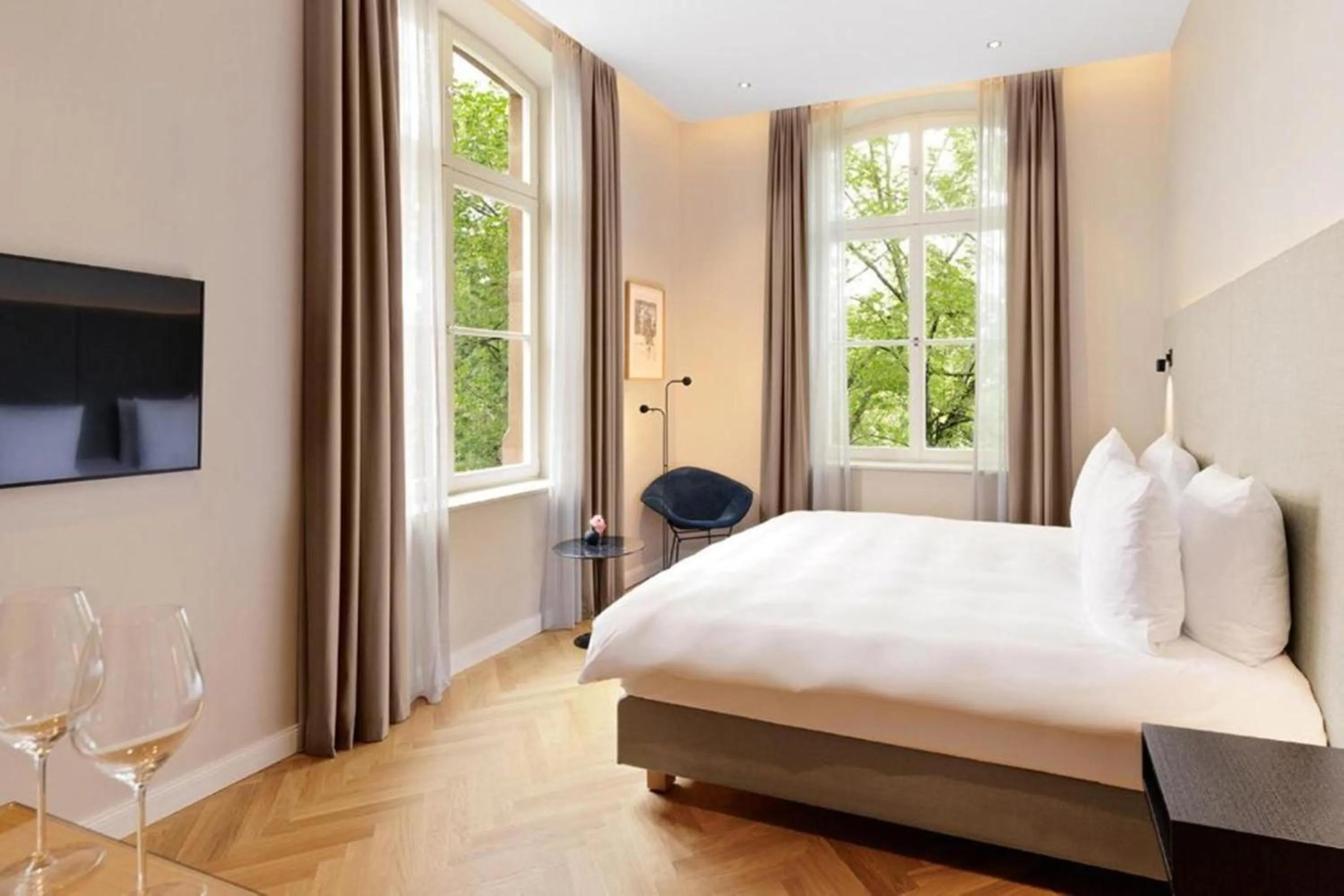 Photo of the whole room, Bed in ESPLANADE Saarbrücken