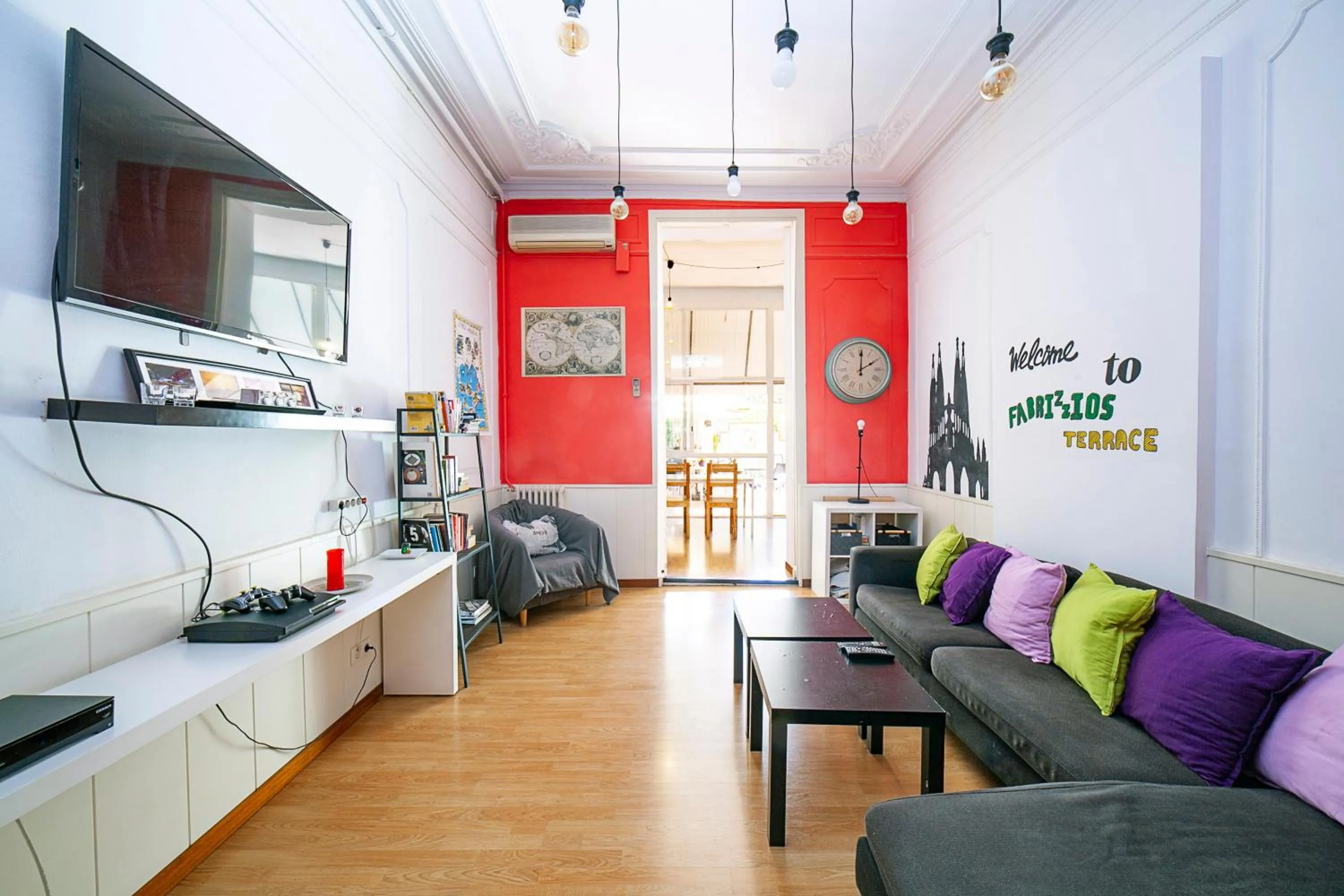 Communal lounge/ TV room in Fabrizzios Terrace Hostel