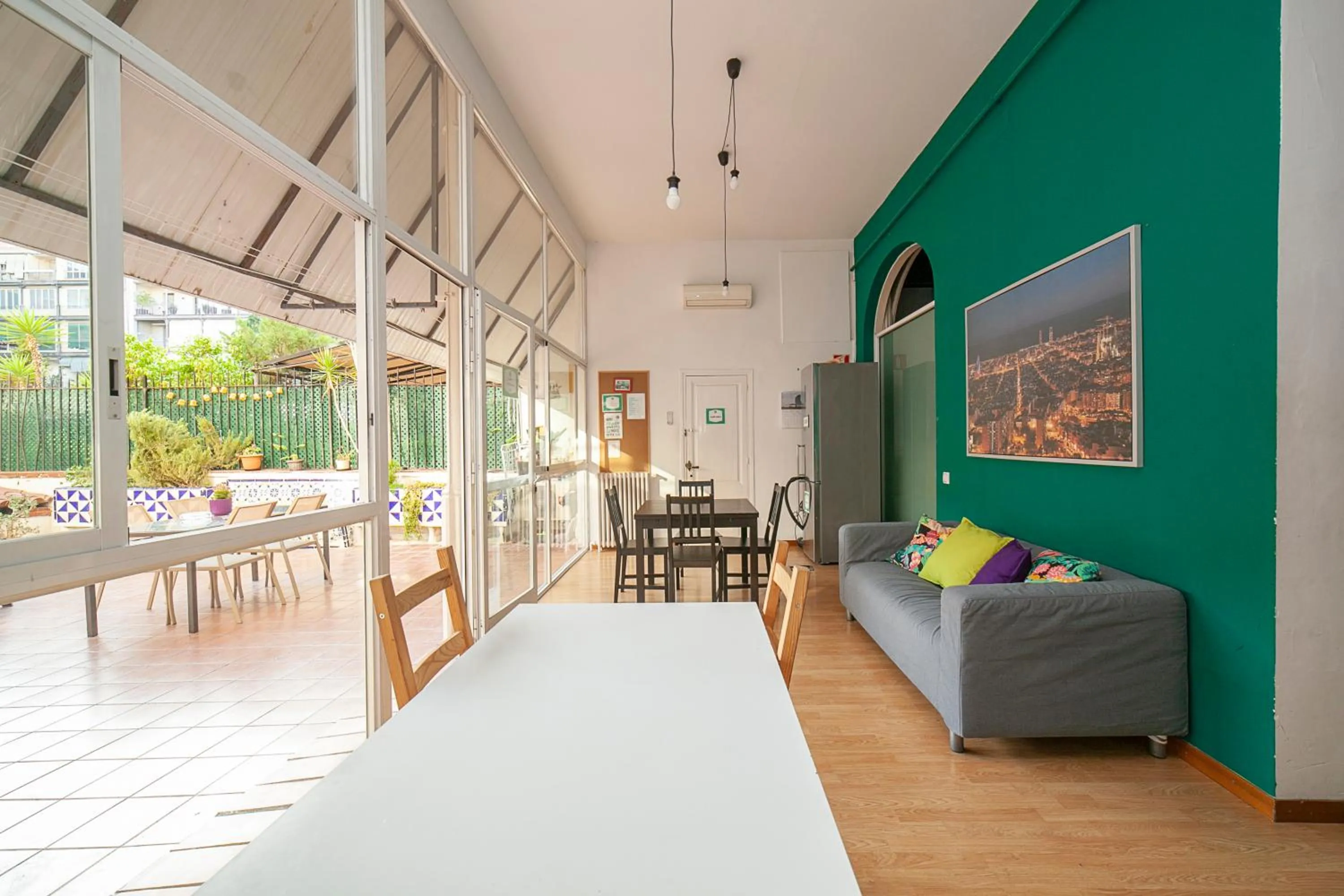 Communal lounge/ TV room in Fabrizzios Terrace Hostel