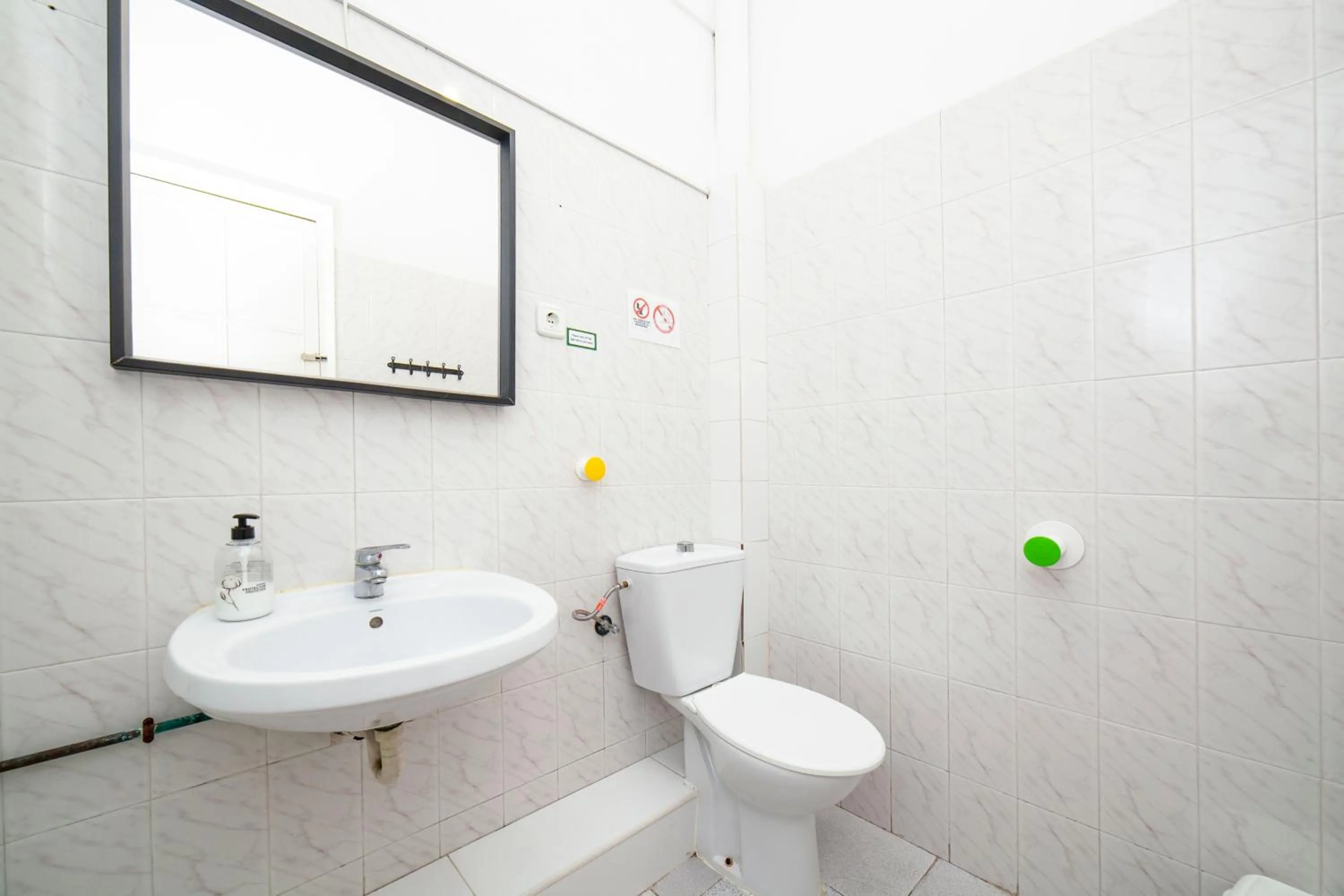 Public Bath in Fabrizzios Terrace Hostel