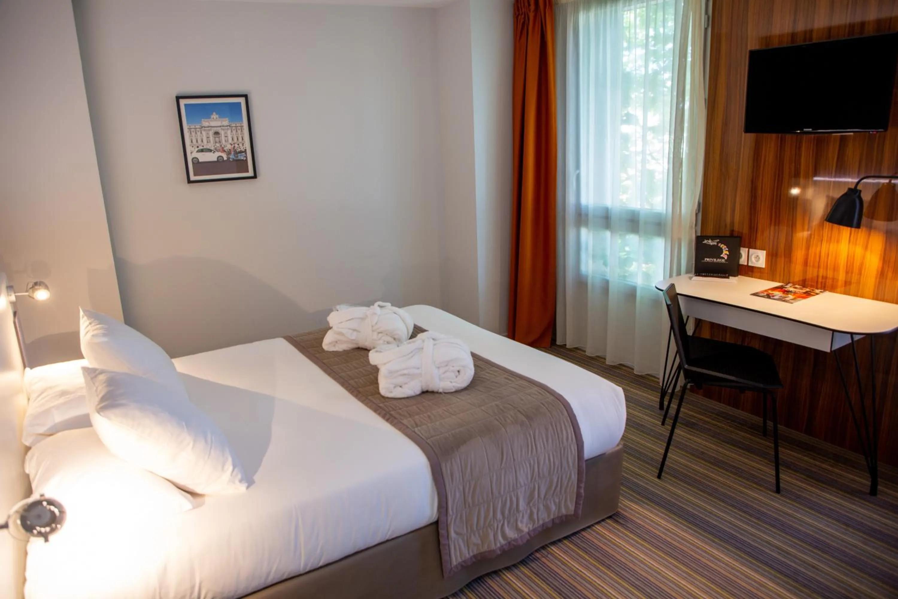 Bedroom, Bed in Privilège Appart Hôtel Saint Exupéry