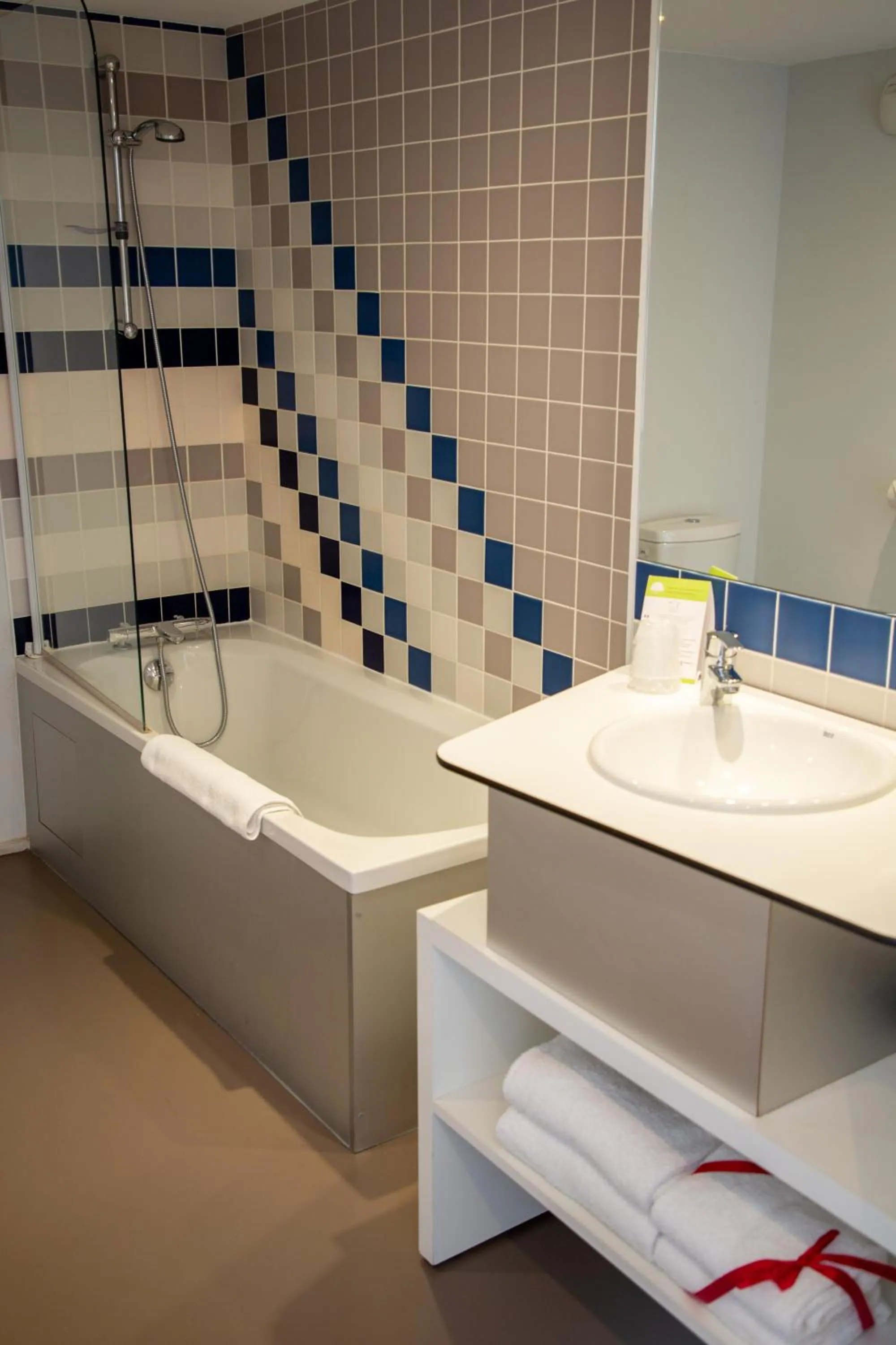 Bathroom in Privilège Appart Hôtel Saint Exupéry