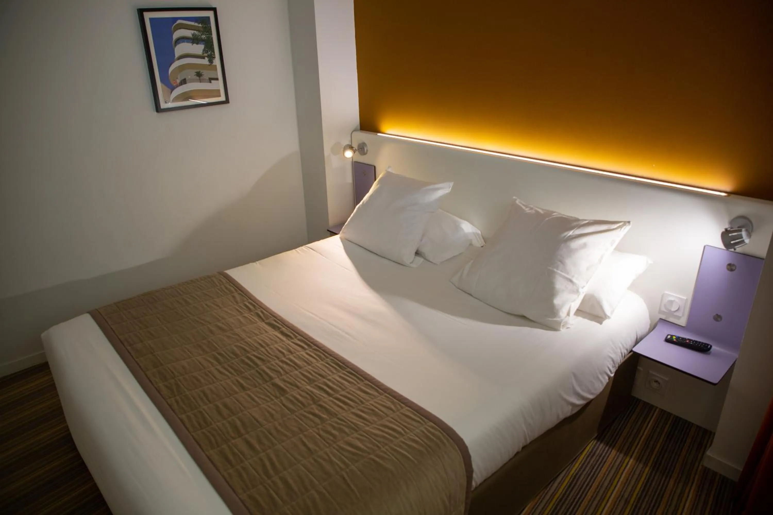 Bedroom, Bed in Privilège Appart Hôtel Saint Exupéry