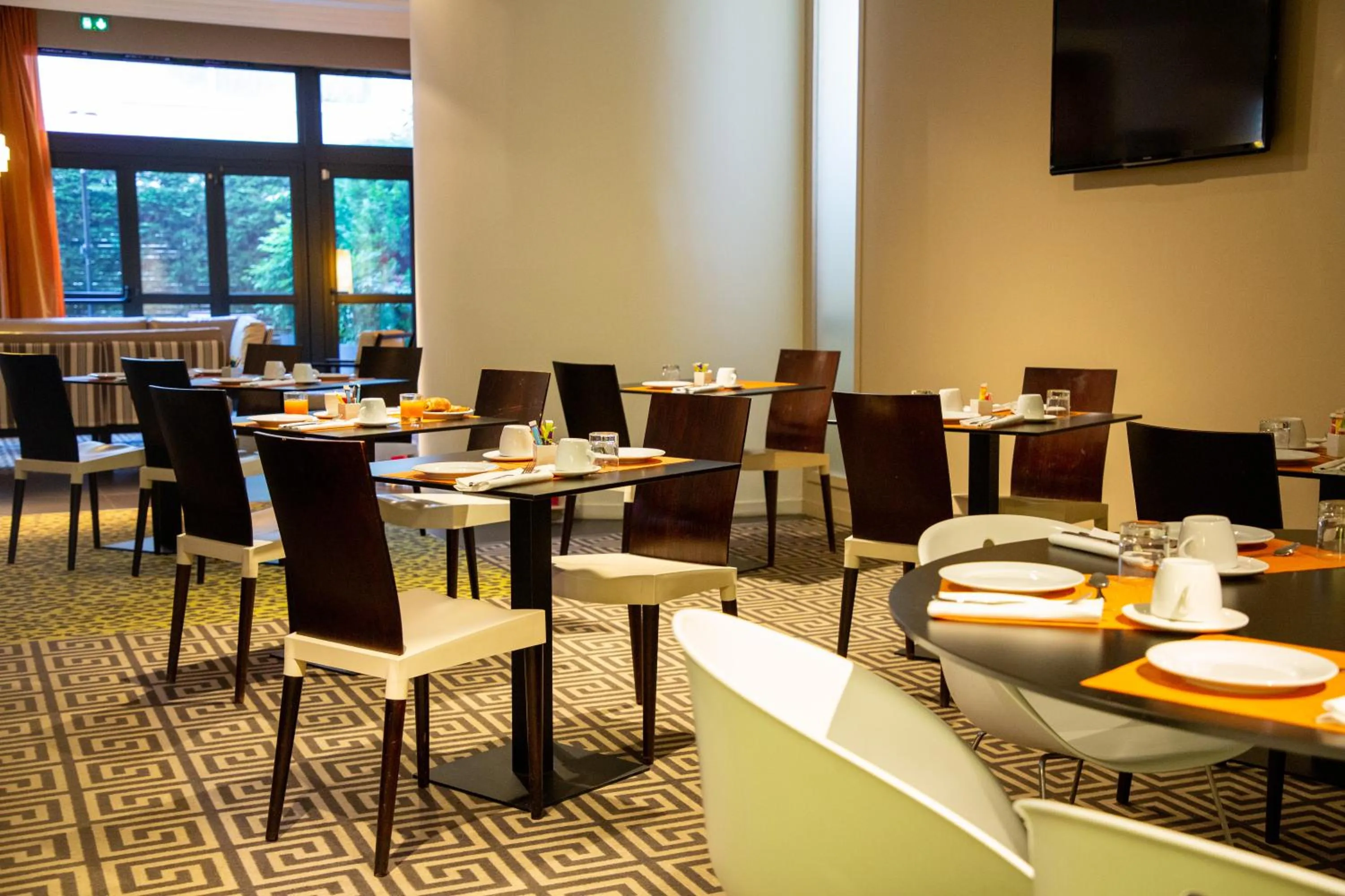 Restaurant/places to eat in Privilège Appart Hôtel Saint Exupéry