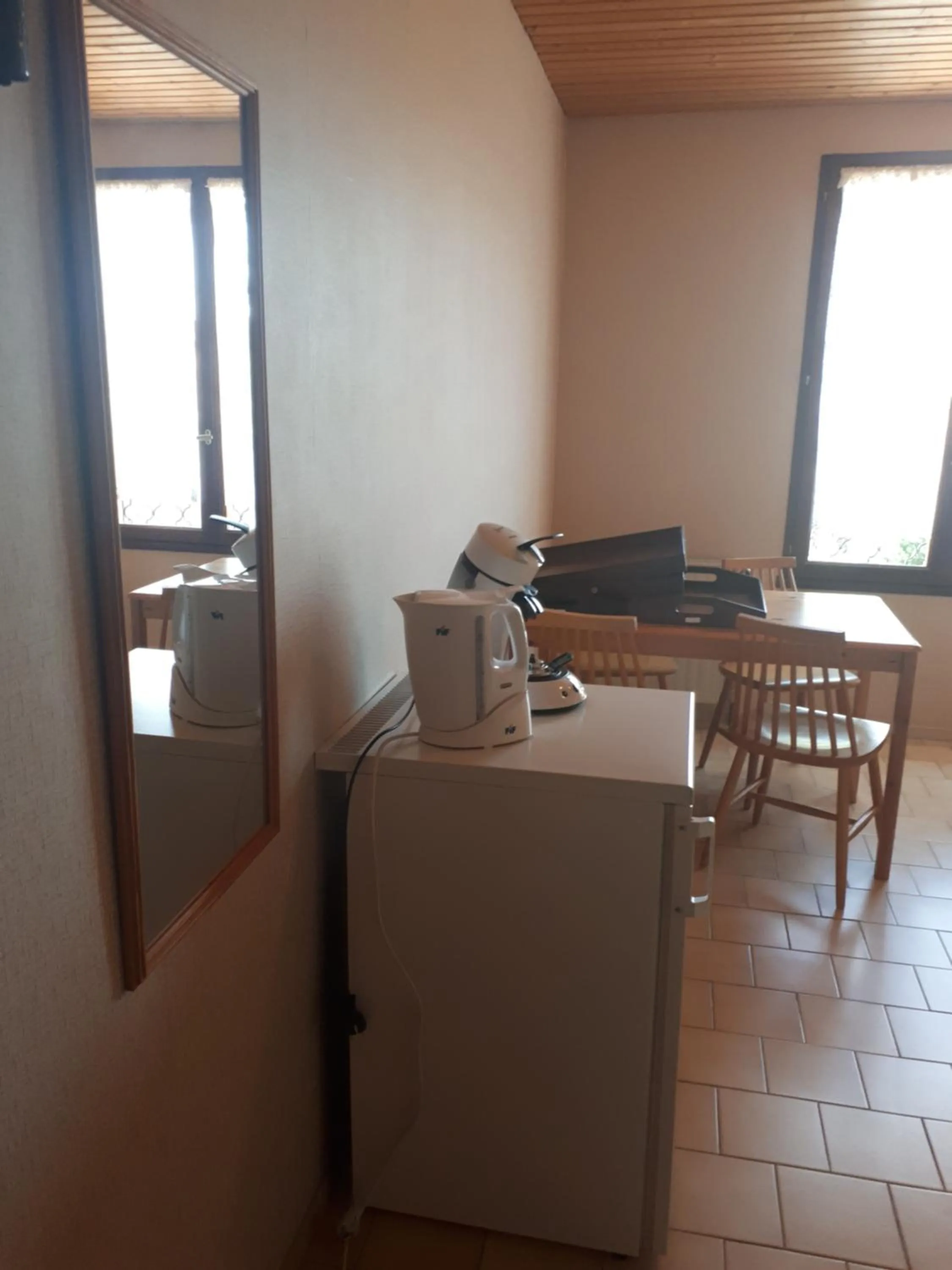 Communal kitchen in Leo's Chambres d'Hôte