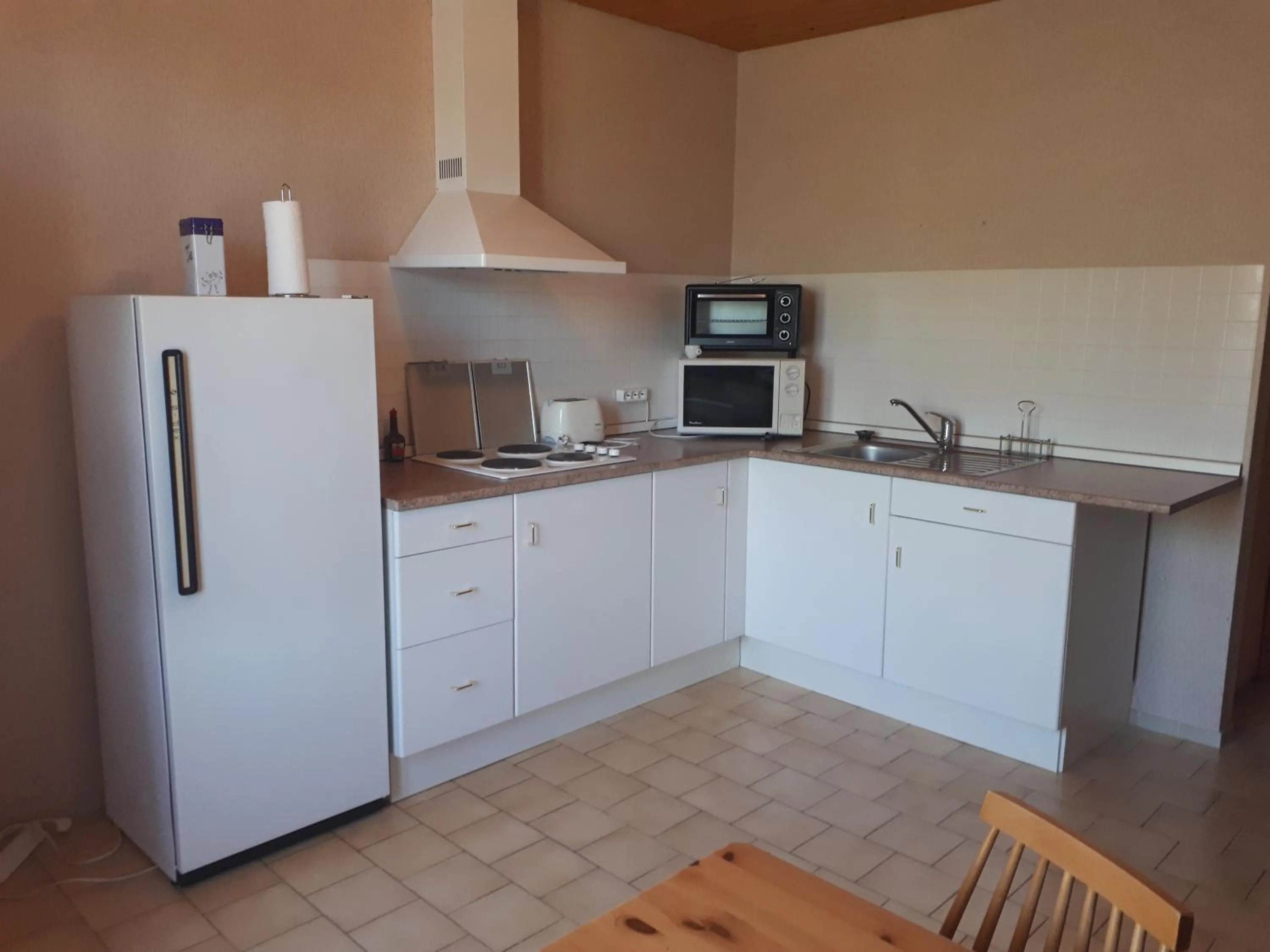 Communal kitchen in Leo's Chambres d'Hôte