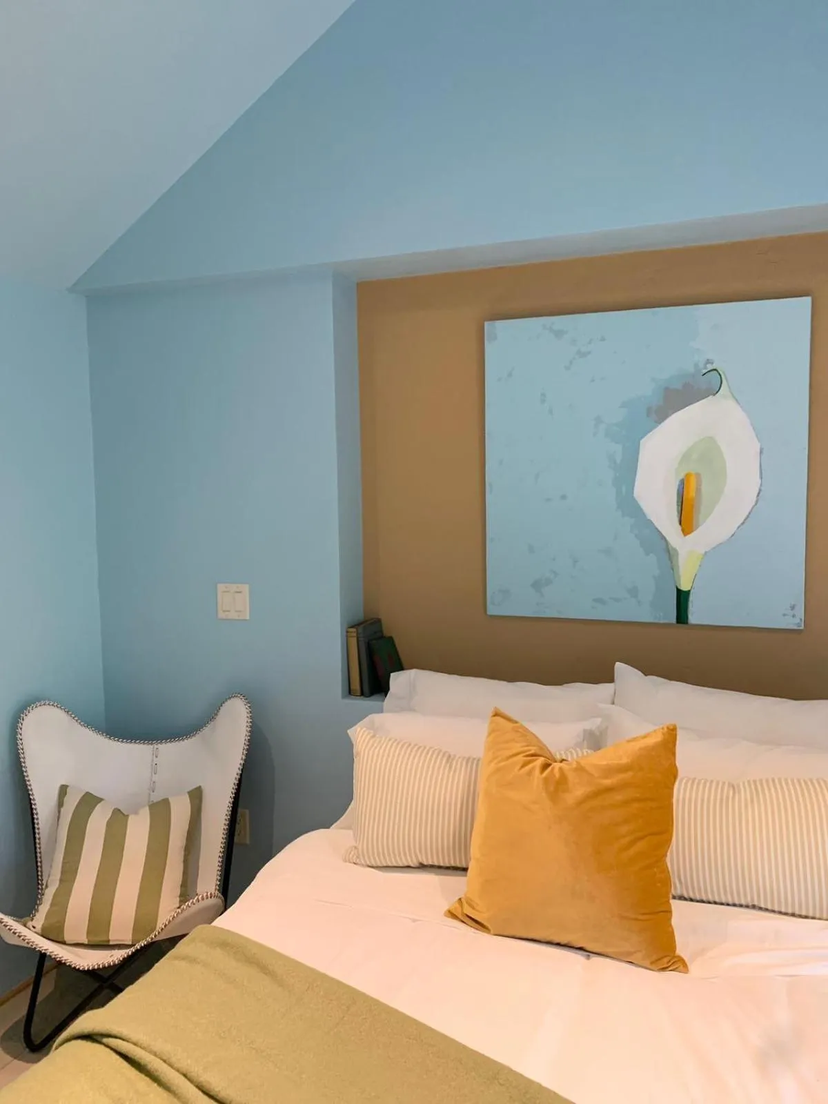 Bed in The Trail in Adams - Berkshires' Art Hotel