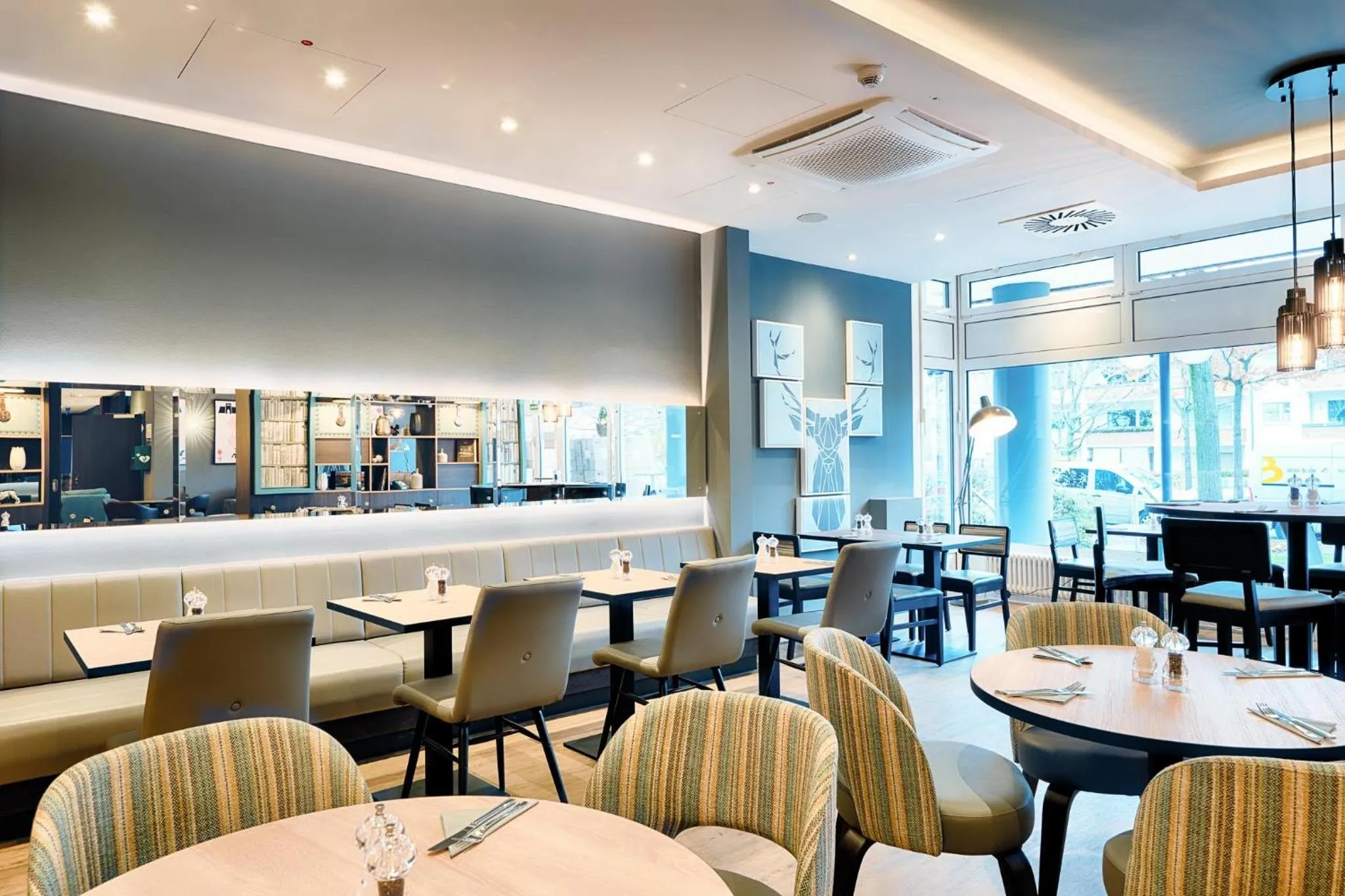 Lounge or bar in Premier Inn Berlin City Süd