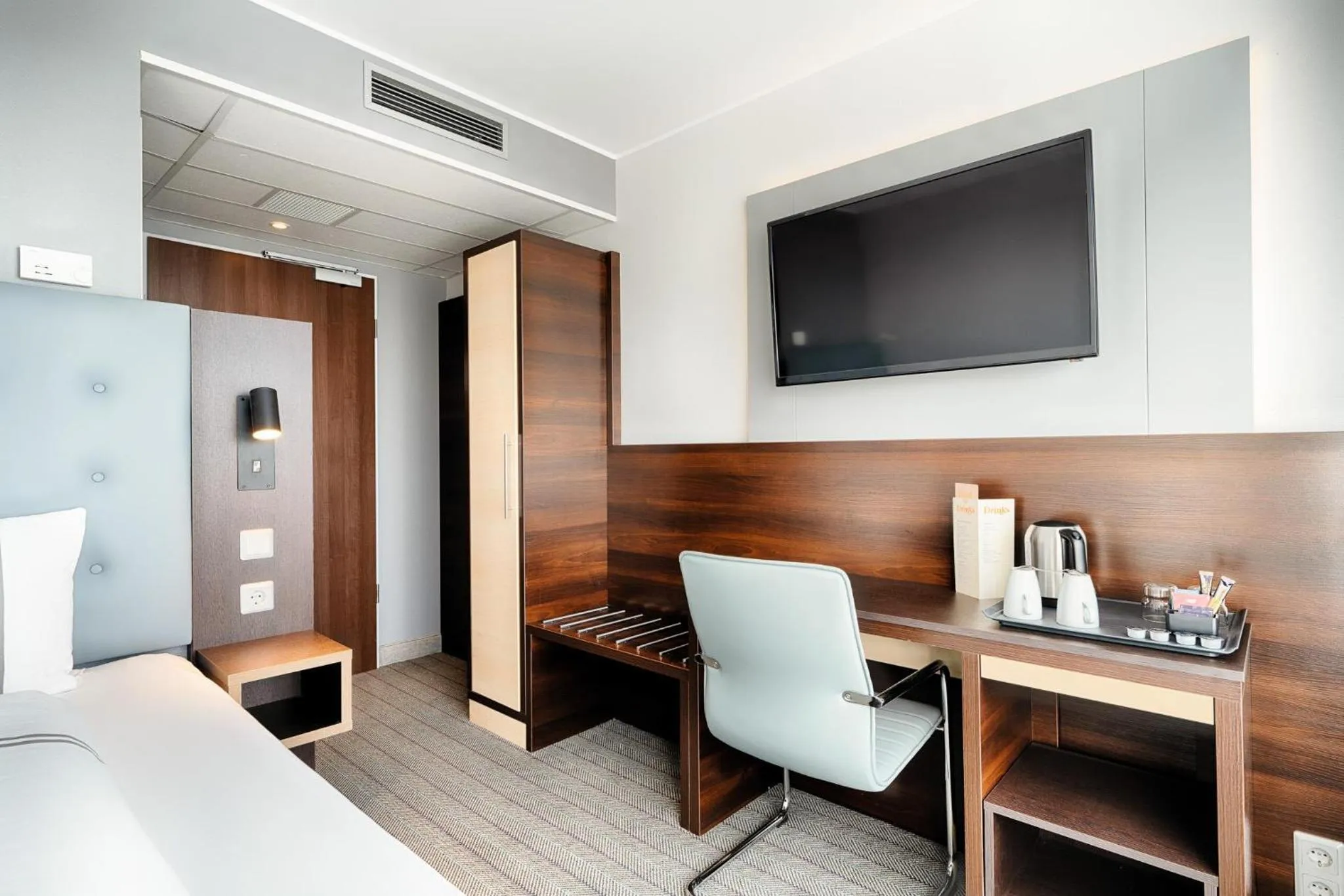 Other, Bed in Premier Inn Berlin City Süd