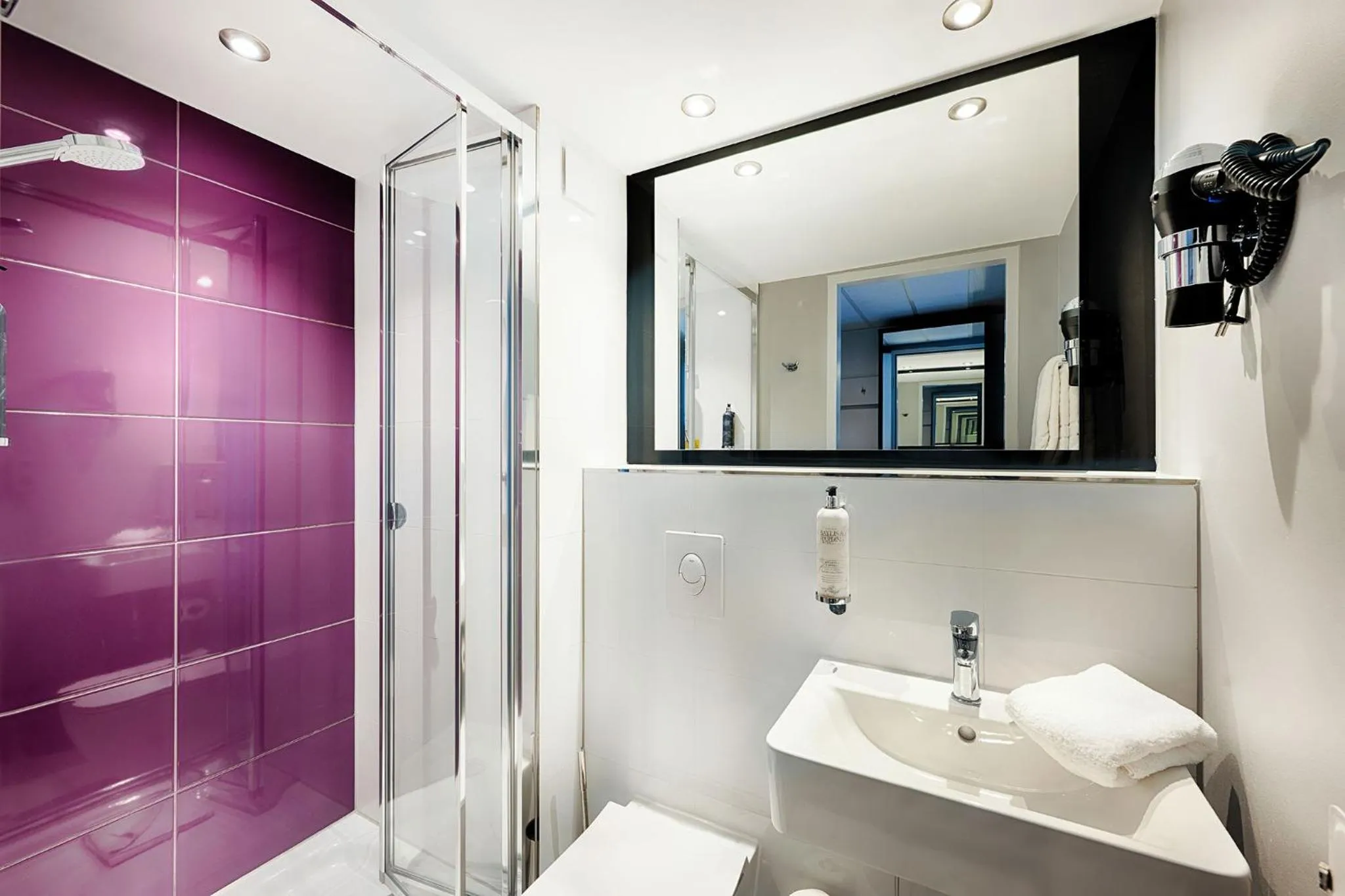 Shower in Premier Inn Berlin City Süd