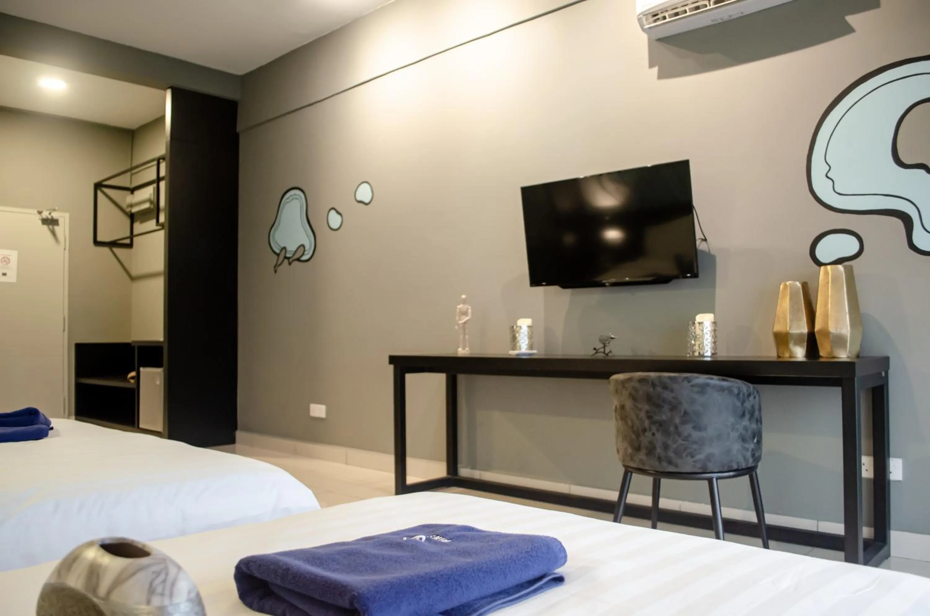 TV and multimedia, Bed in Aeropod Suites by Calvin