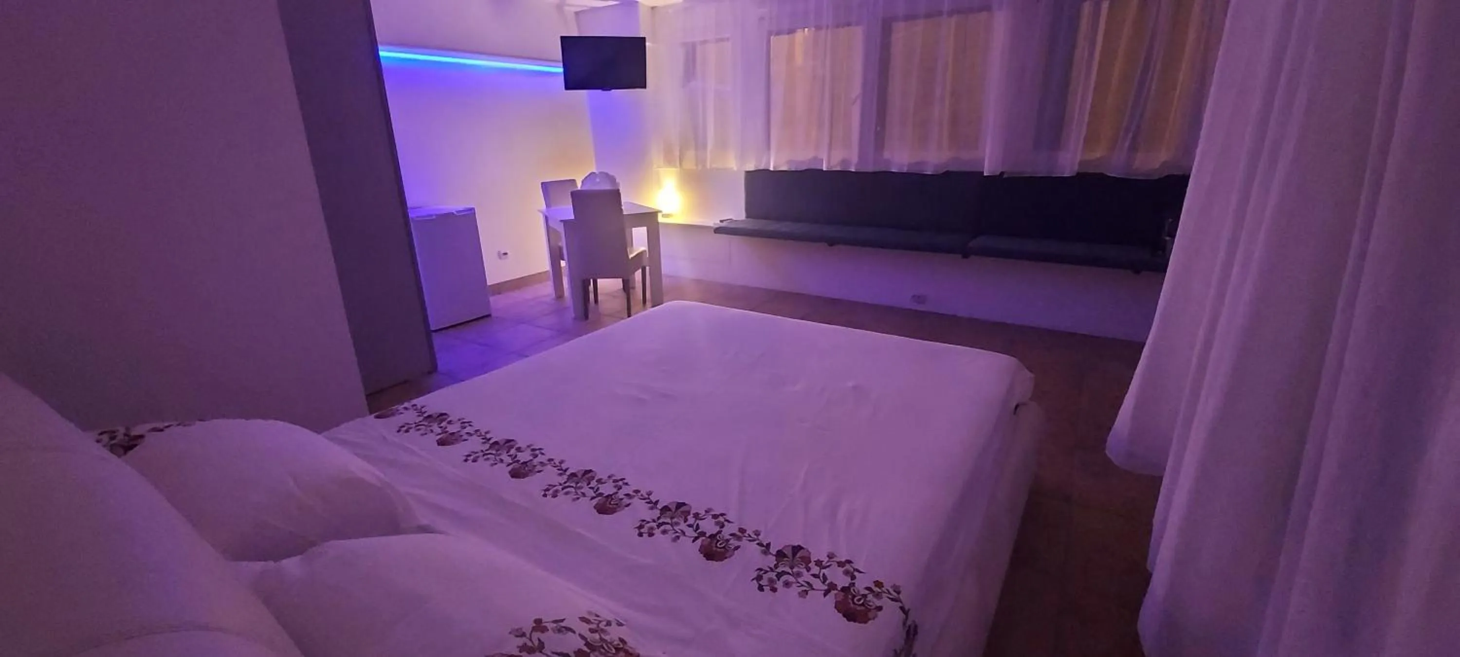 Bed in MAGENTA Apartments