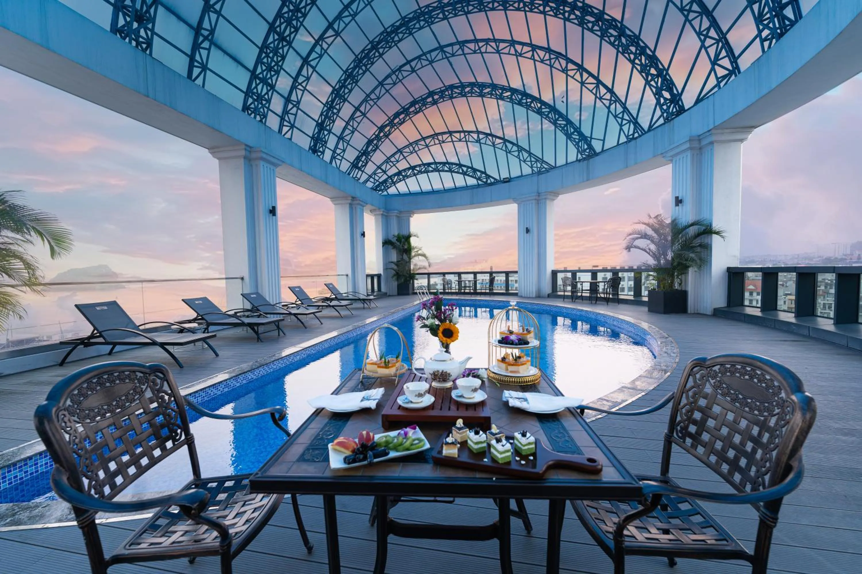 Swimming pool in Paddington Hotel Halong Bayview